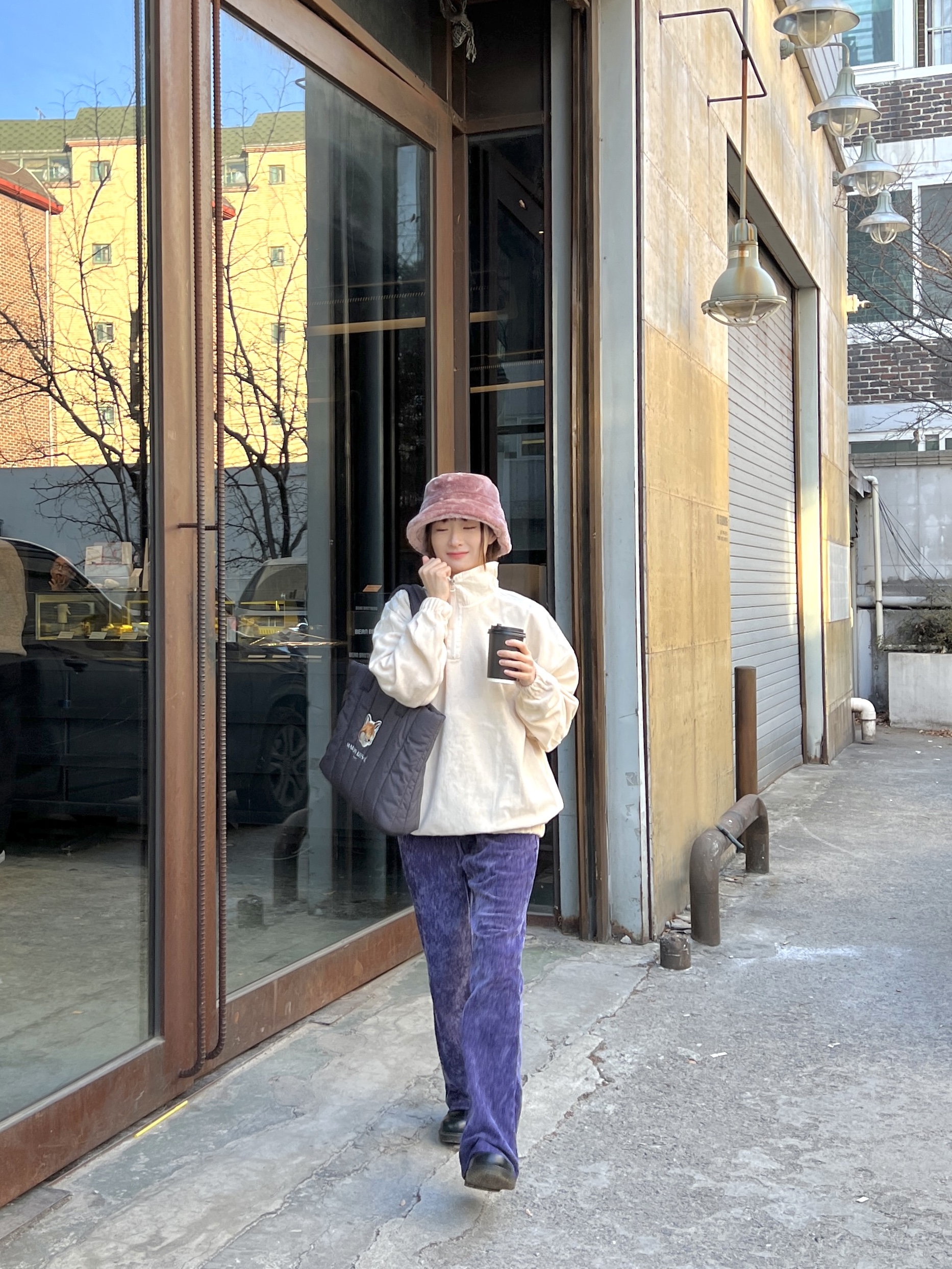 Maison Kitsune x Laneige Padded Bag Navy 착용 스타일 - 3