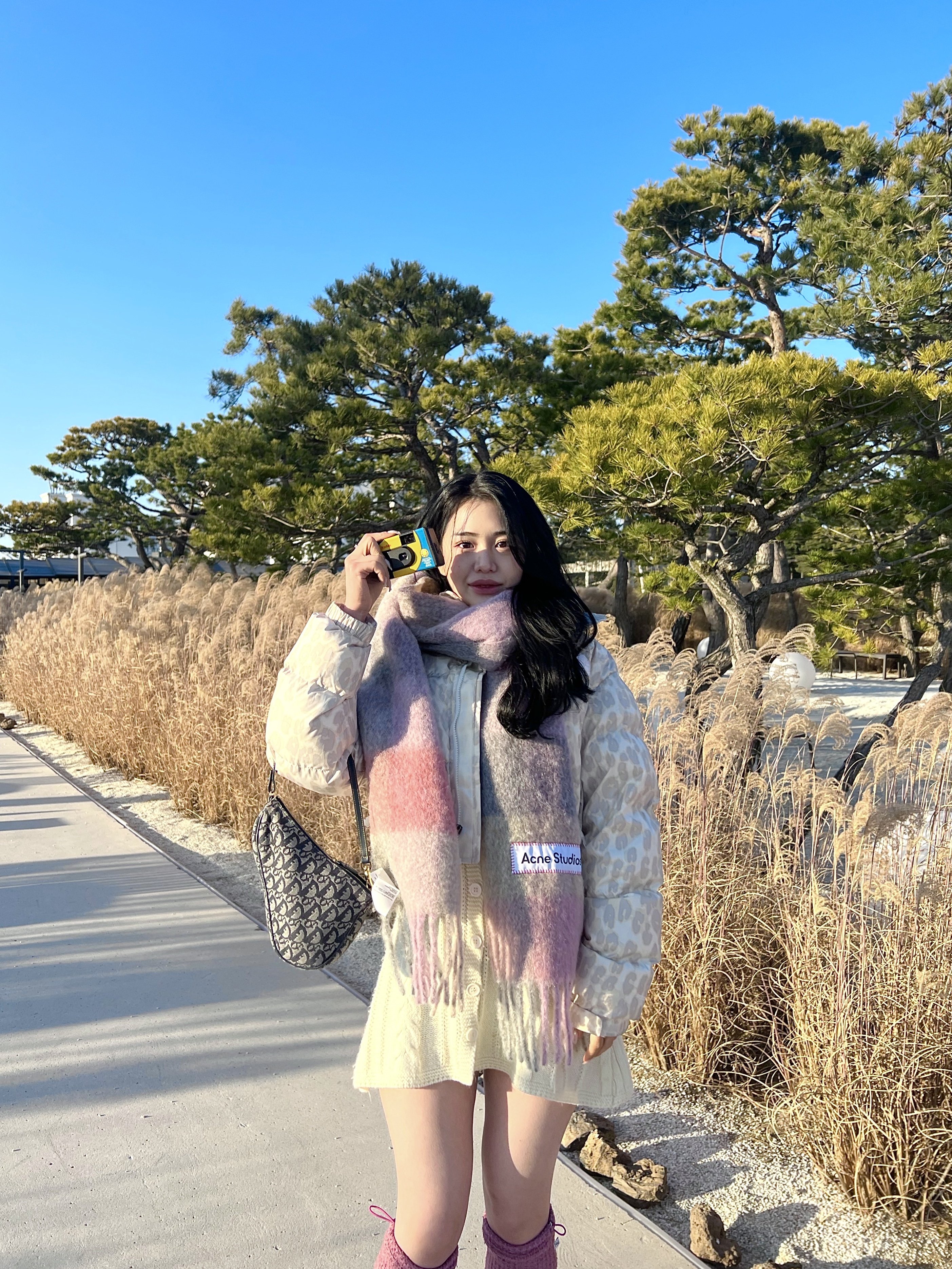 Acne Studios Mohair Check Muffler Fuchsia Lilac Pink, (W) The North Face Print Nuptse Short Jacket Silver Grey Leopard Print 착용 스타일 - 2