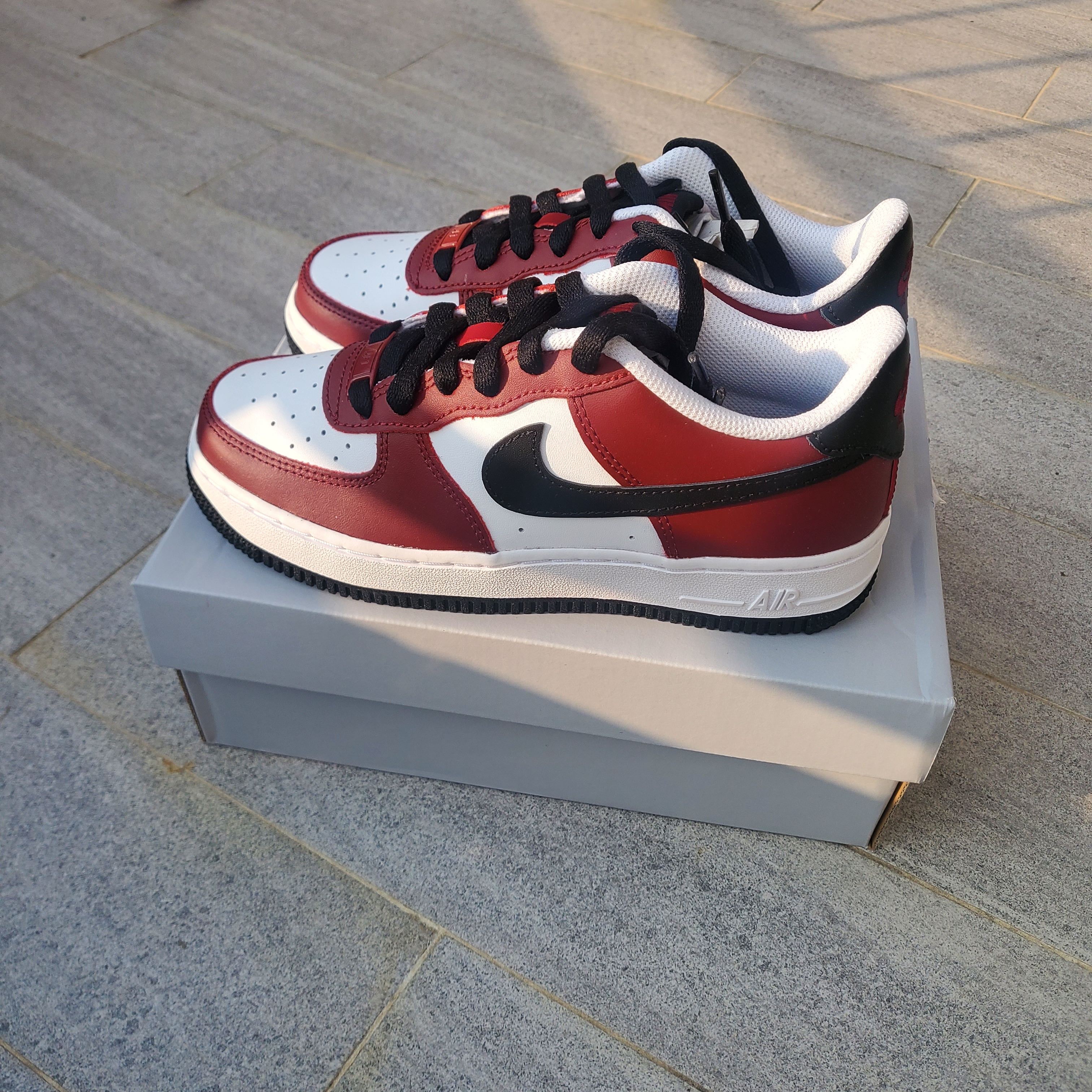 (GS) Nike Air Force 1 LV8 Team Red 착용 스타일