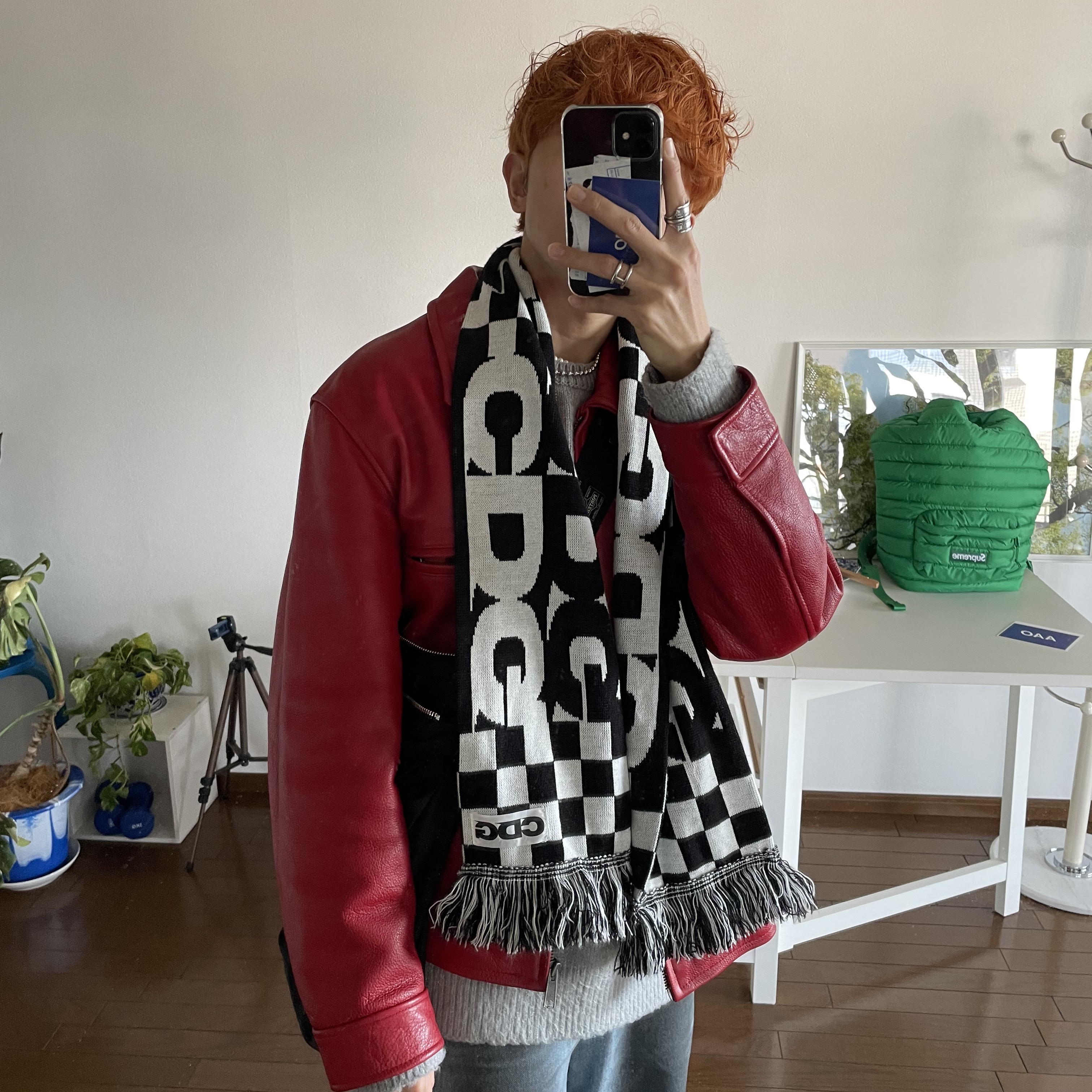 CDG Logo Check Muffler White Black 착용 스타일 - 3