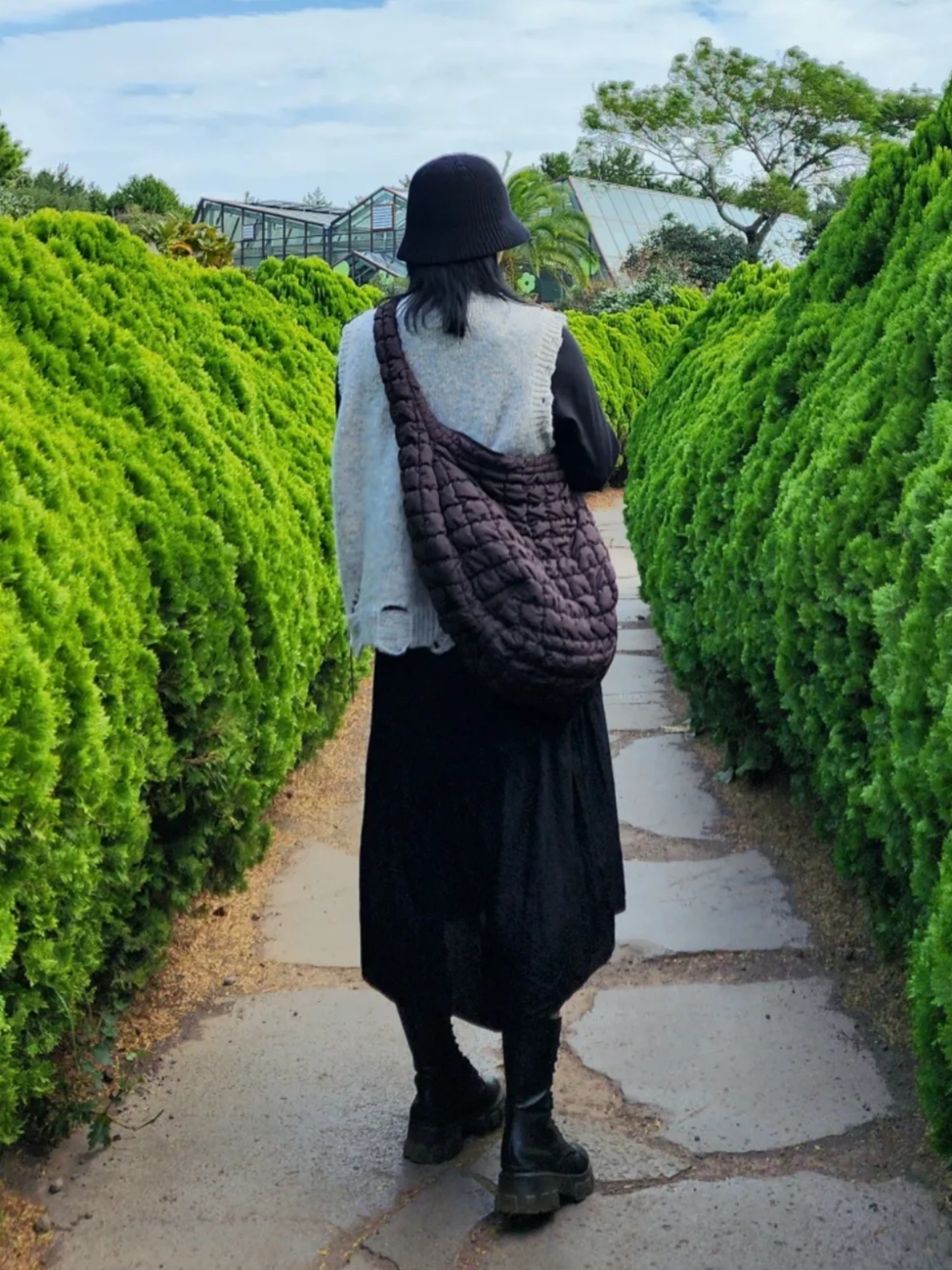 COS Quilted Oversized Shoulder Bag Brown 착용 스타일 - 1