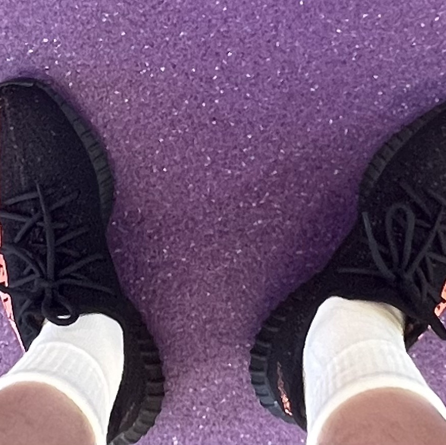 Adidas Yeezy Boost 350 V2 Core Black Red 2022/2023 착용 스타일 - 2