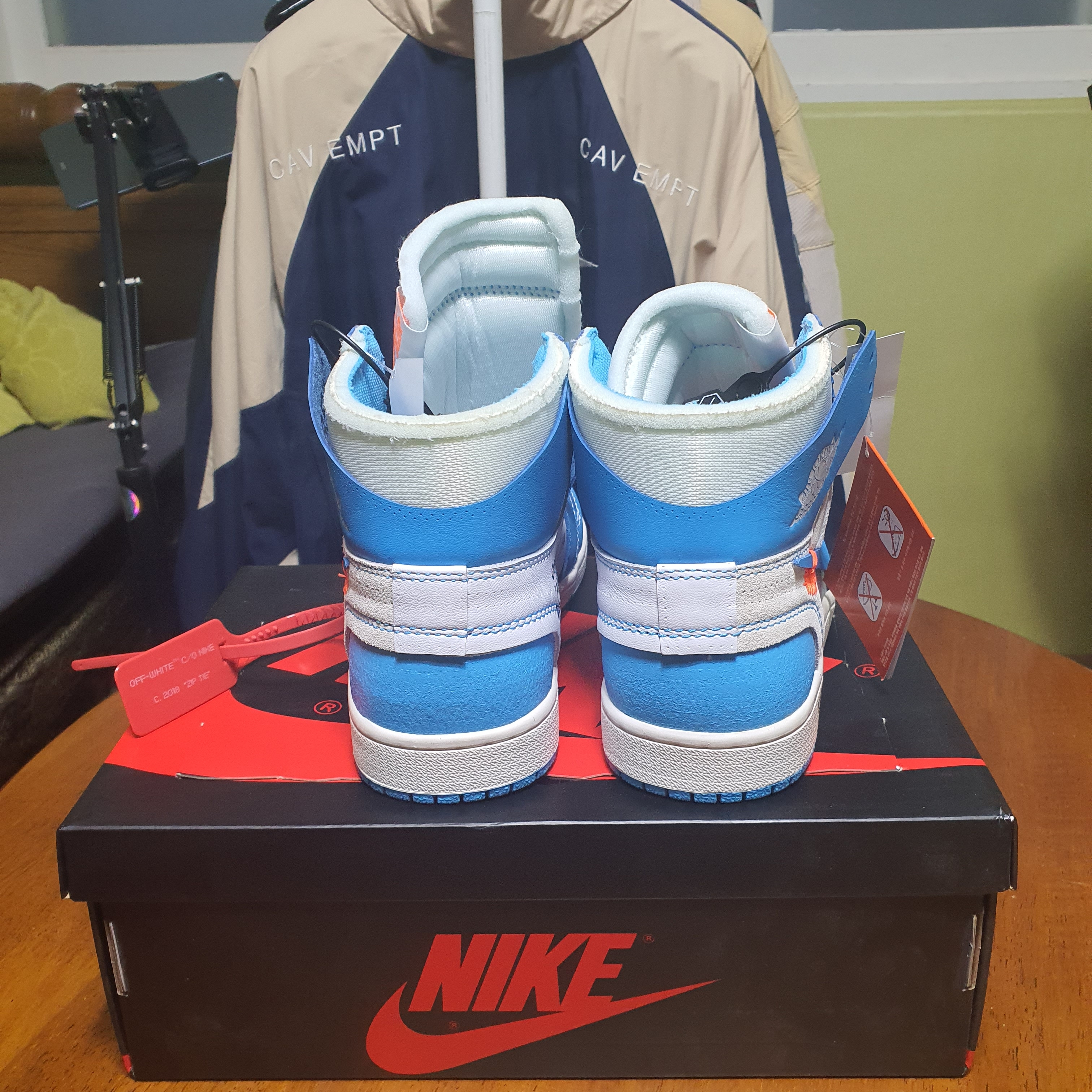 Jordan 1 x Off-White Retro High University Blue 착용 스타일 - 3