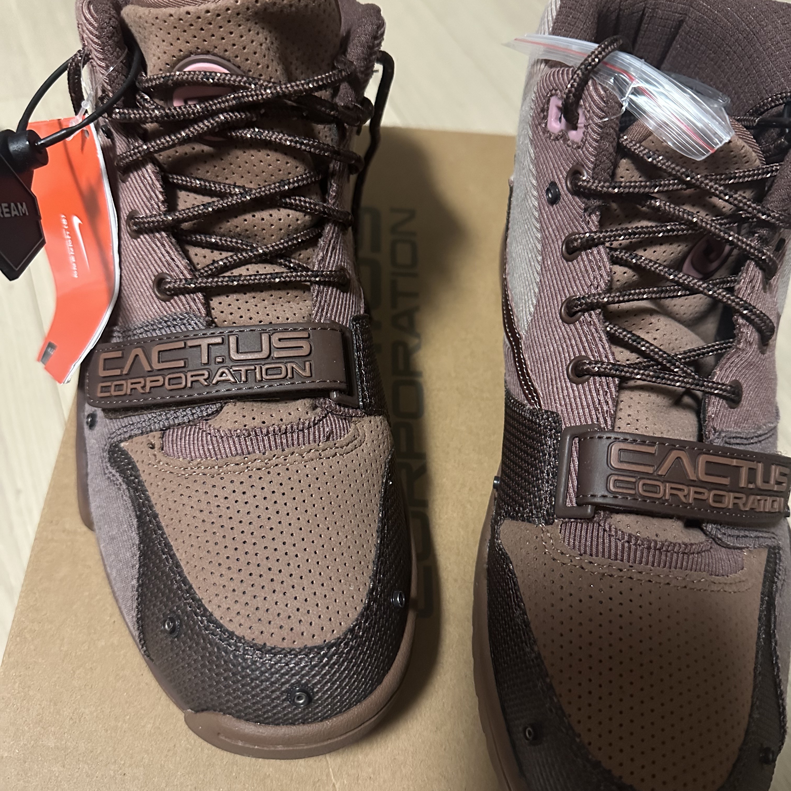 Nike x Travis Scott Air Trainer 1 Archaeo Brown and Rust Pink 착용 스타일