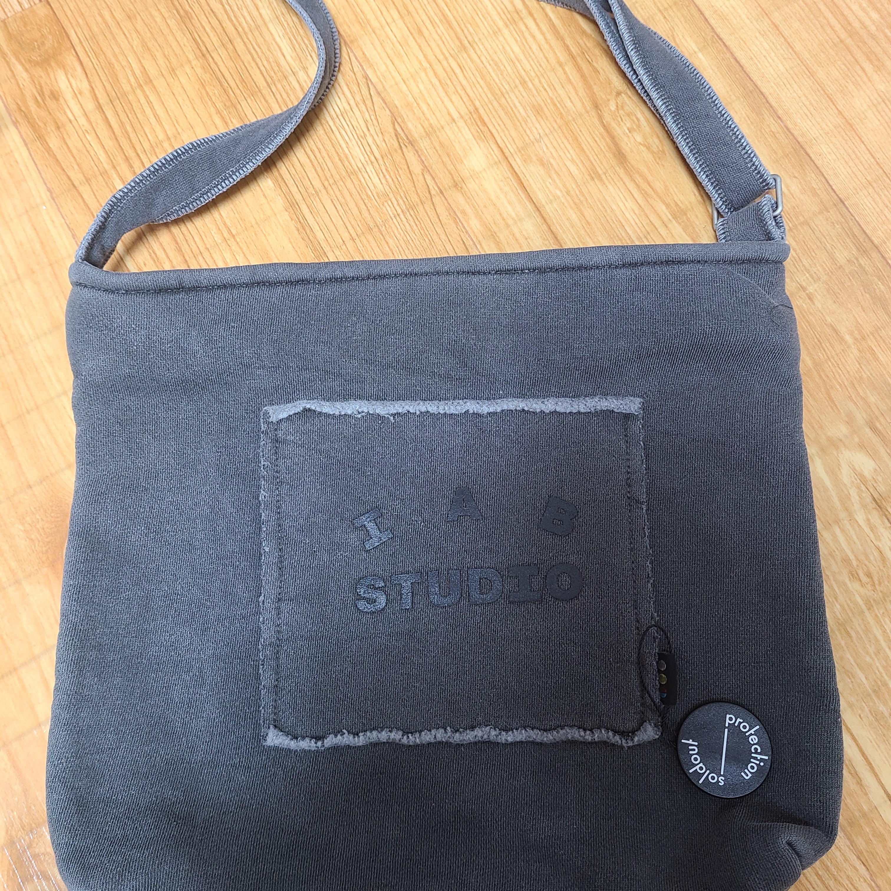 IAB Studio Pigment Bag Black 착용 스타일