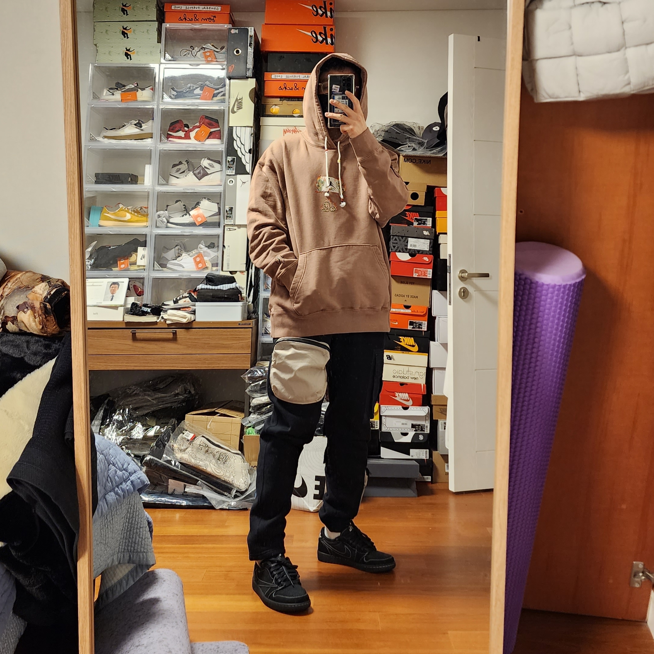 Jordan 1 x Travis Scott Retro Low OG SP Black Phantom, Jordan x Travis Scott Hoodie Antique Brown - US/EU 착용 스타일 - 1