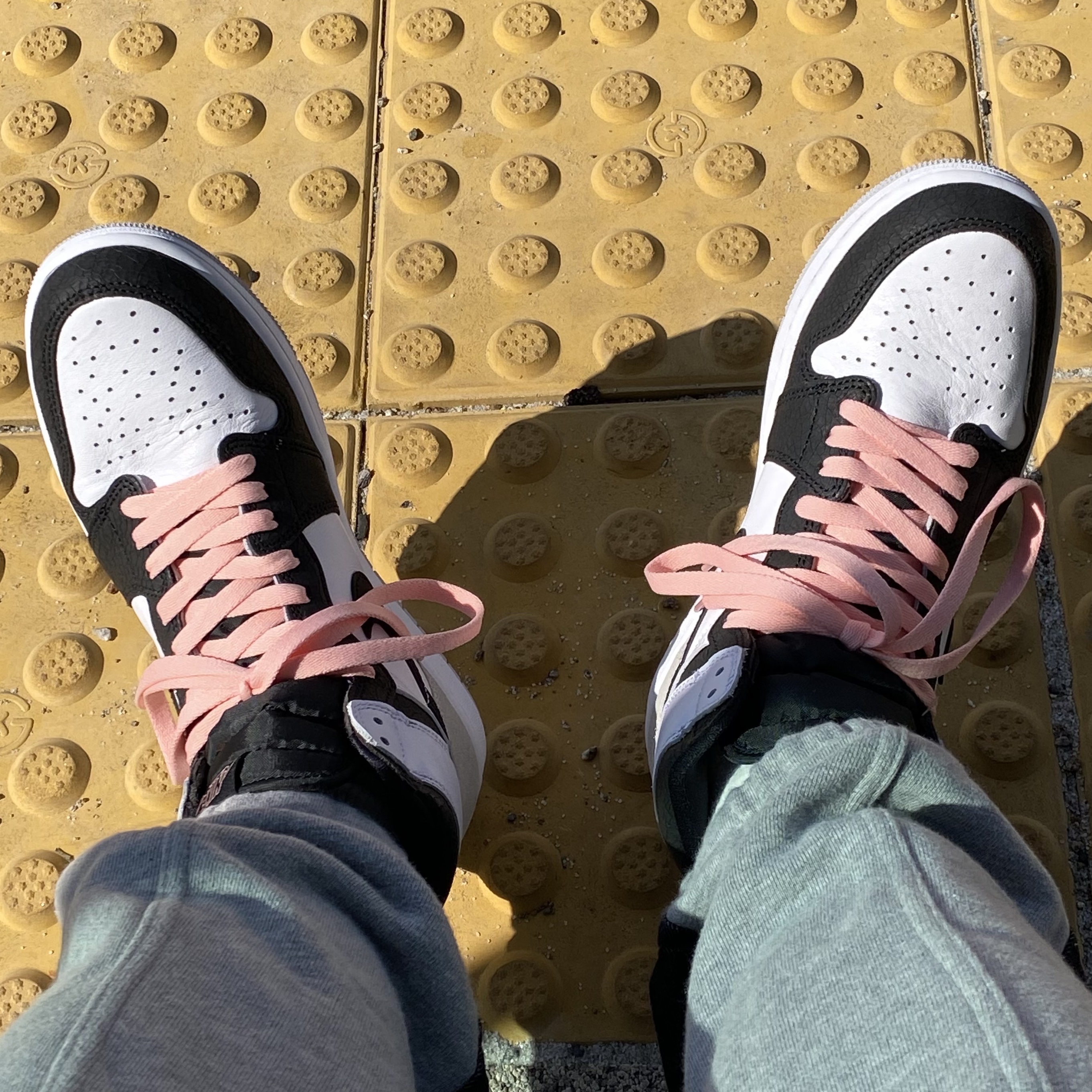 Jordan 1 Retro High OG Bleached Coral 착용 스타일