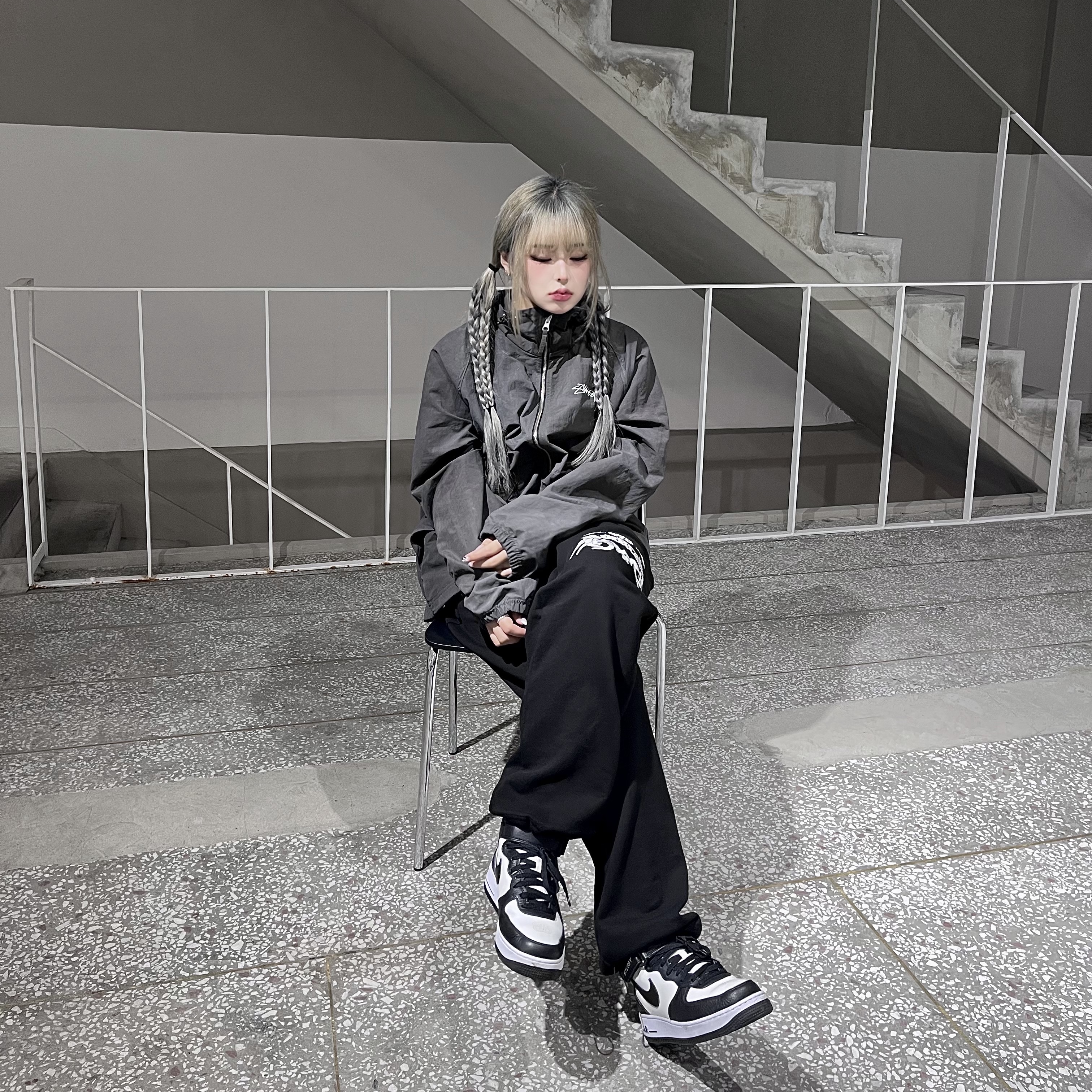 Stussy Wave Dye Beach Shell Jacket Black, Nike x Stussy Air Force 1 '07 Mid SP Black and Light Bone 착용 스타일 - 3