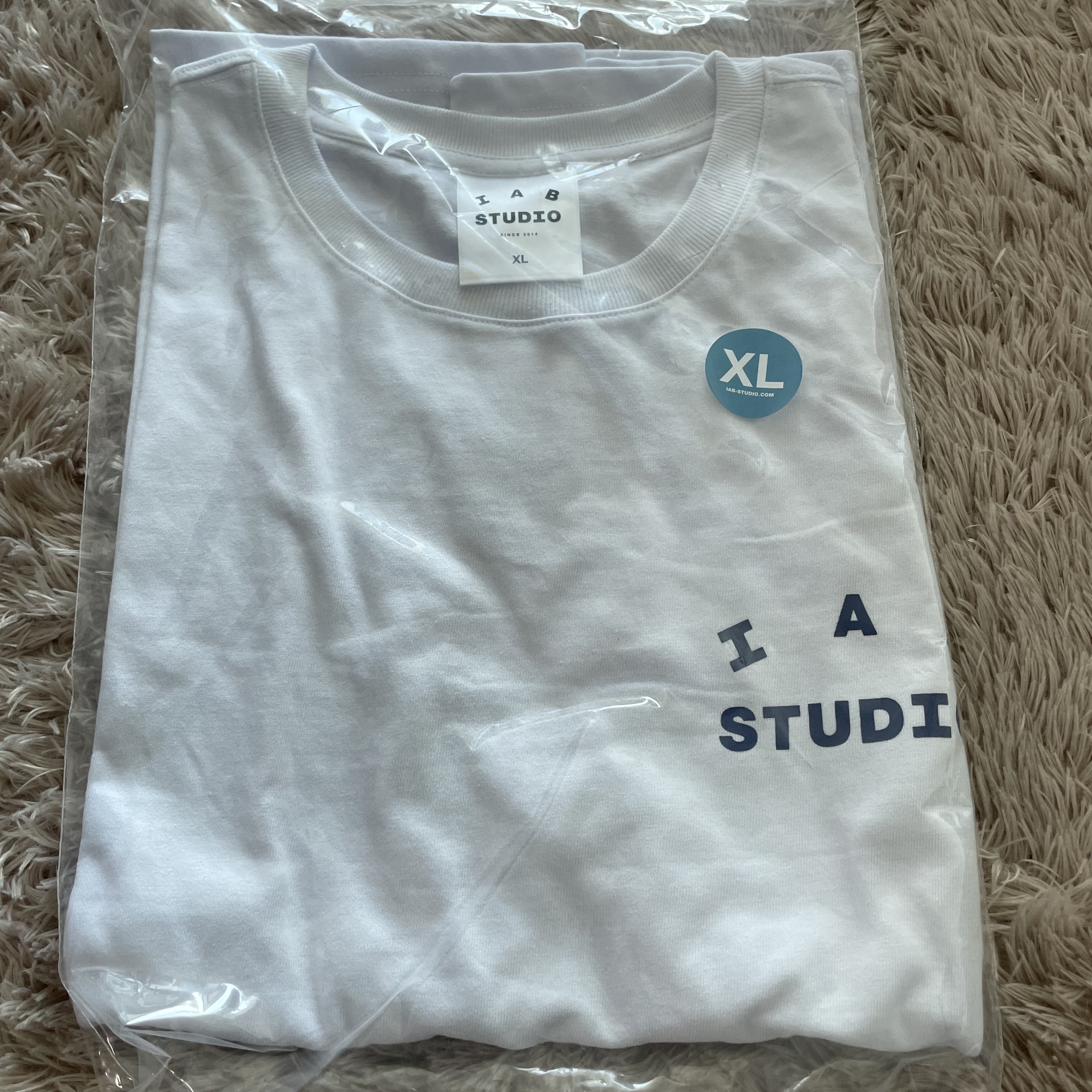 IAB Studio T-Shirt White Navy - 22FW 착용 스타일