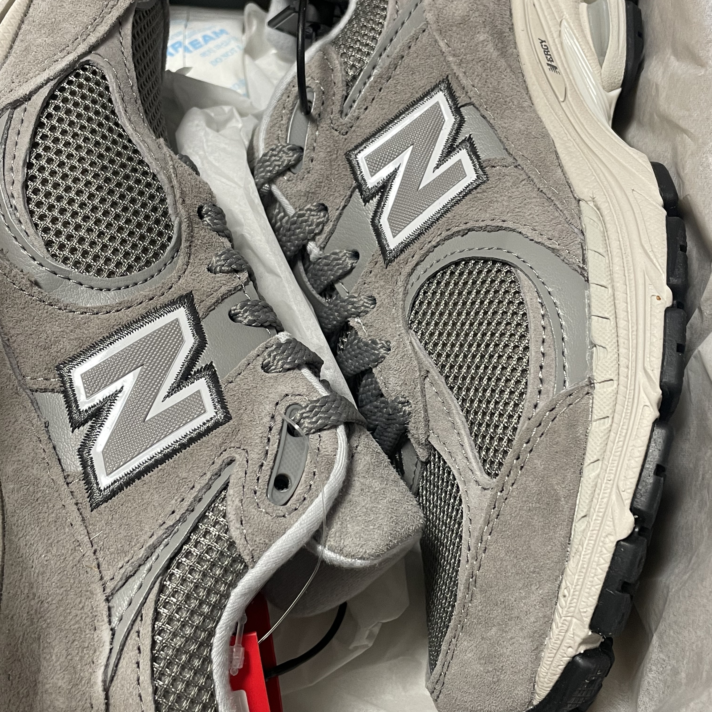 New Balance 2002R Grey 착용 스타일