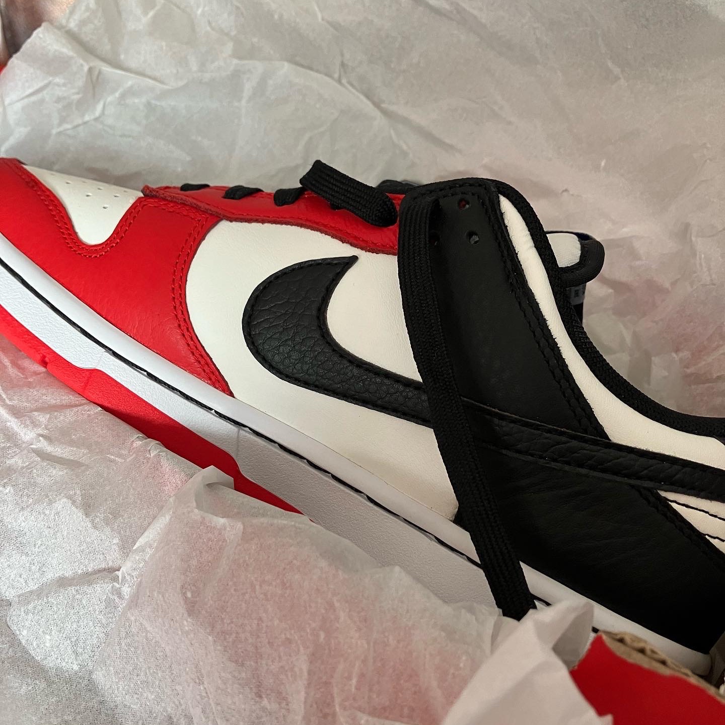 Nike x NBA Dunk Low Retro EMB Black and Chile Red 착용 스타일 - 1