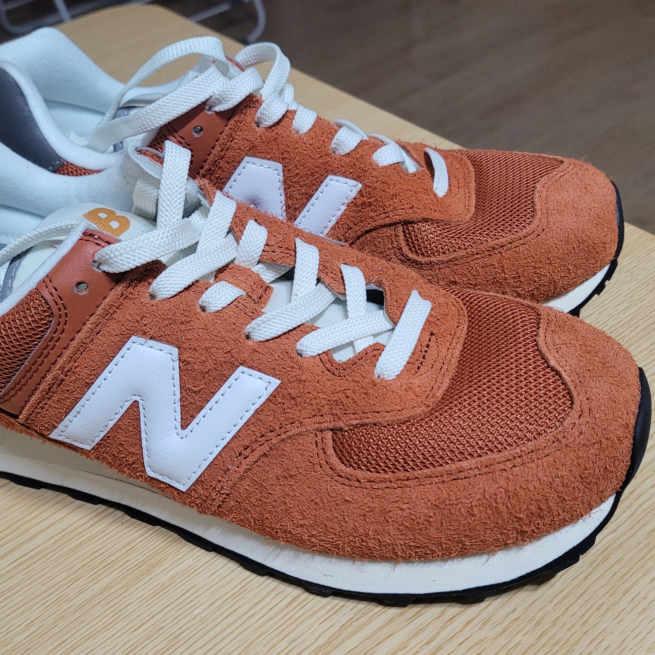 New Balance 574 Heritage Orange Burst White 착용 스타일