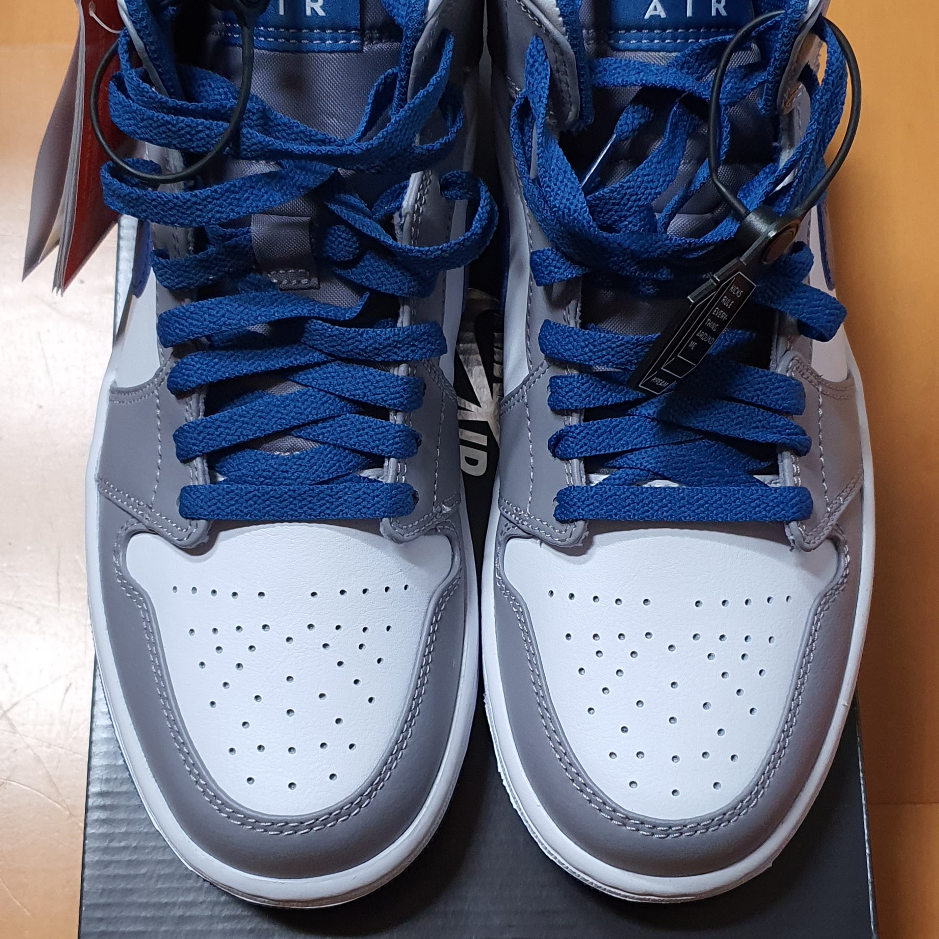 Jordan 1 Mid Cement Grey True Blue 착용 스타일