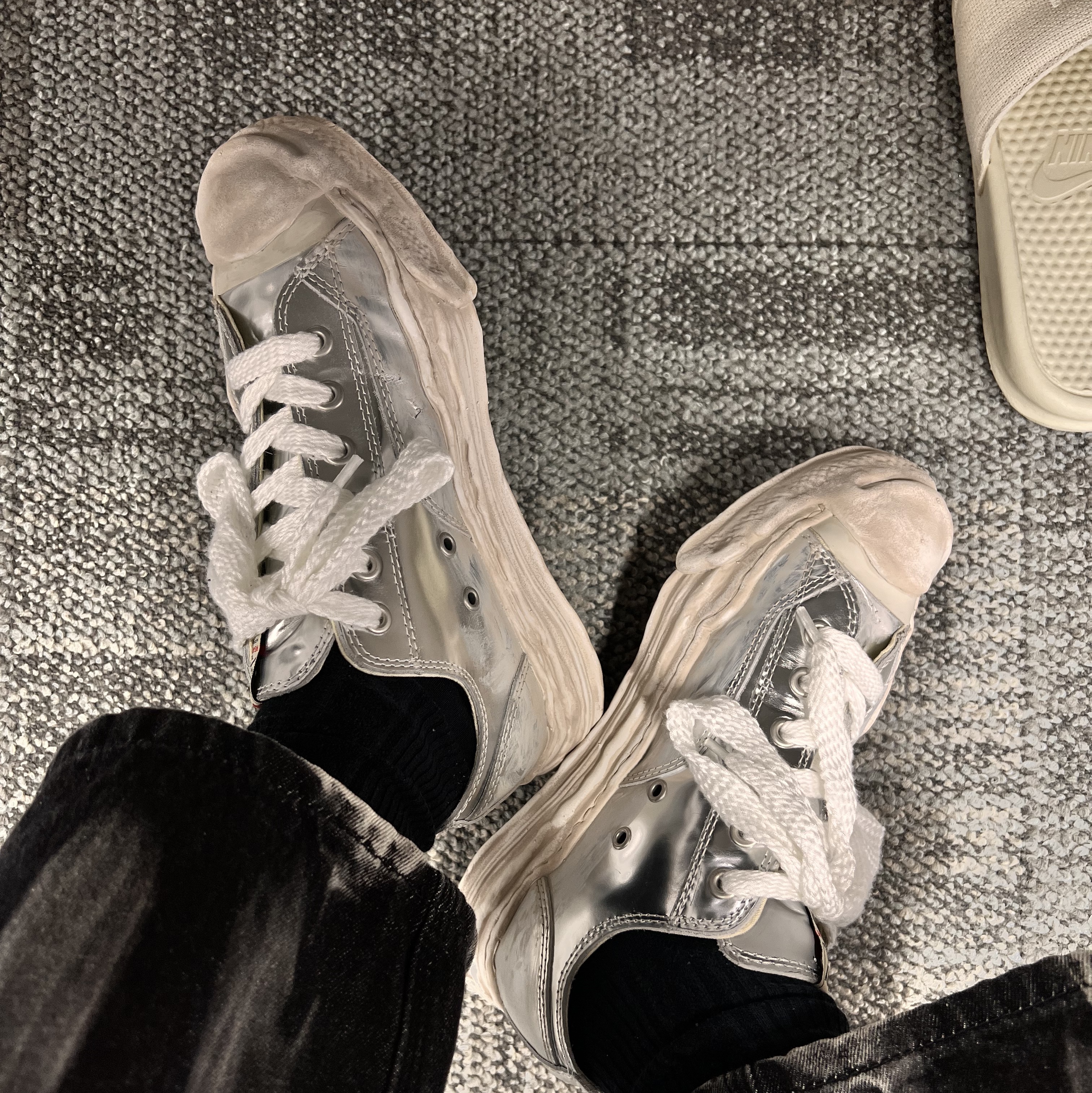 Maison Mihara Yasuhiro Hank OG DE Sole Leather Low-top Sneakers Silver 착용 스타일