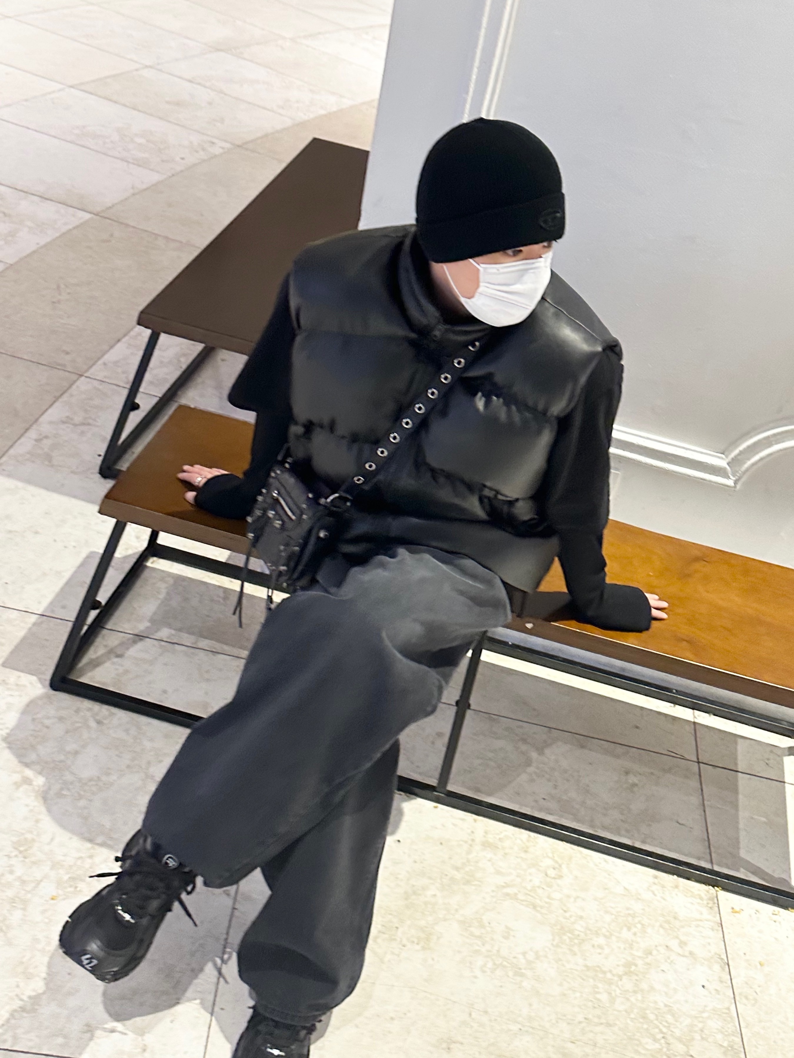Balenciaga Arena Lambskin Le Cagole XS Shoulder Bag Black, Balenciaga Runner Sneakers Black 착용 스타일 - 2