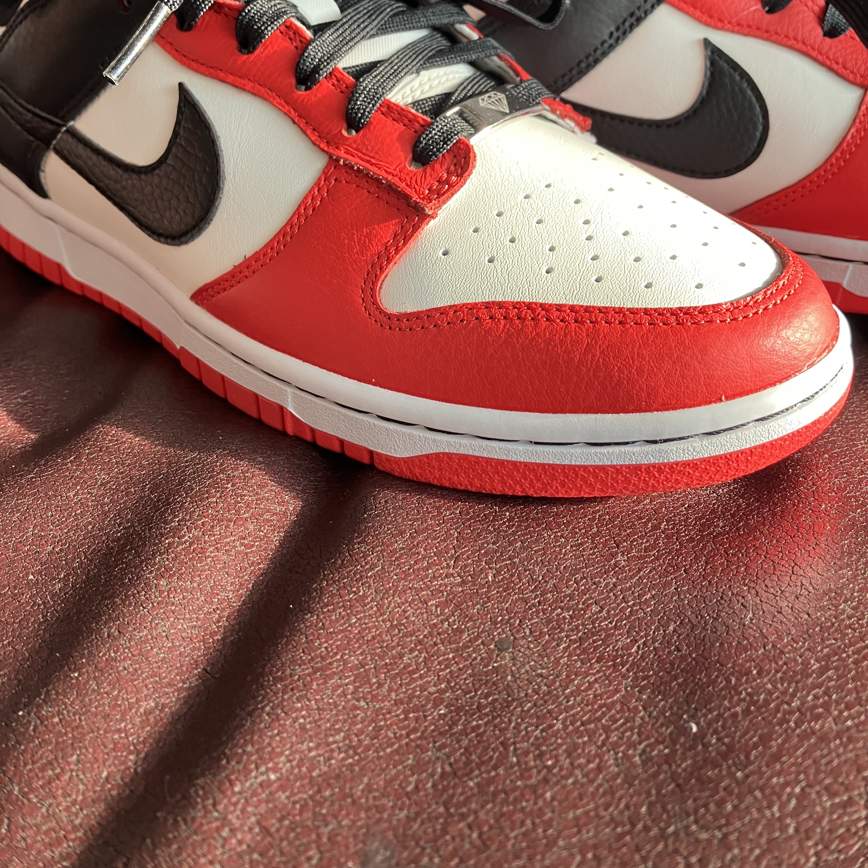 Nike x NBA Dunk Low Retro EMB Black and Chile Red 착용 스타일 - 2