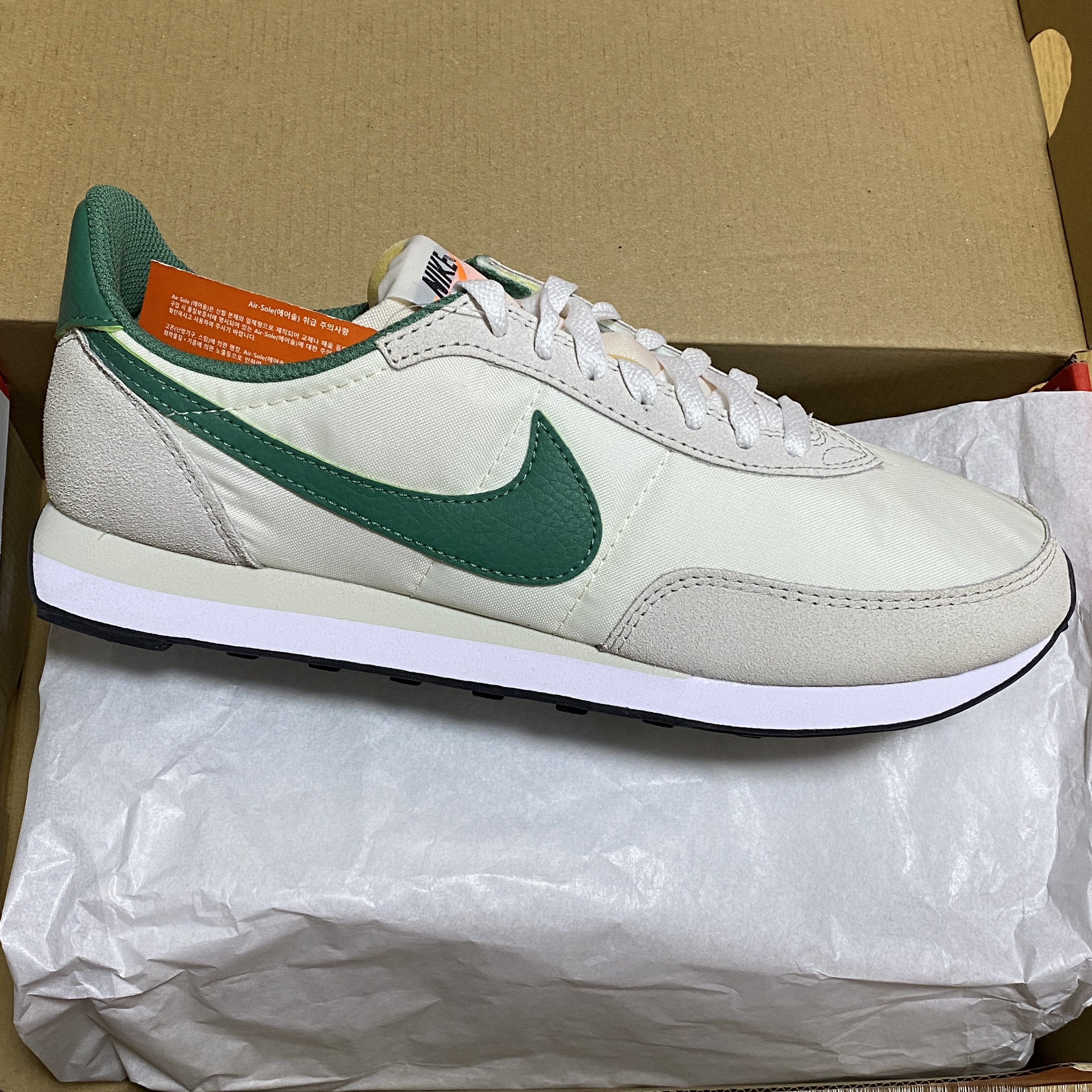 (W) Nike Waffle Trainer 2 Light Bone Green Noise 착용 스타일