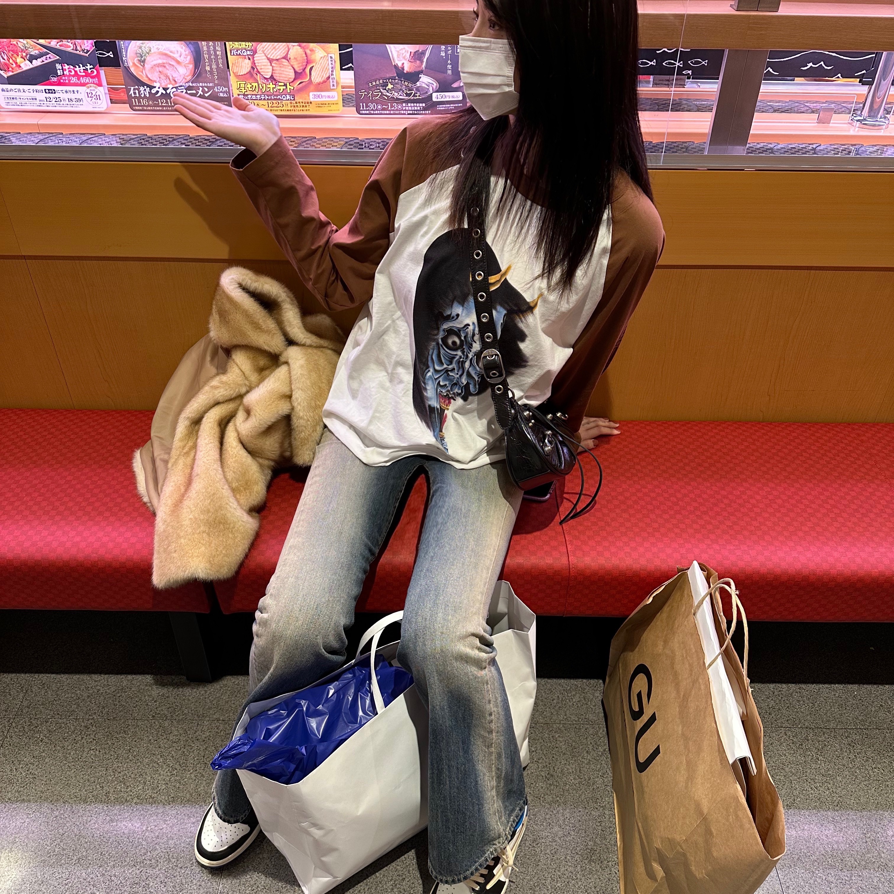 Jordan 1 x Travis Scott x Fragment Retro Low OG SP Military Blue, Balenciaga Arena Lambskin Le Cagole XS Shoulder Bag Black 착용 스타일 - 1