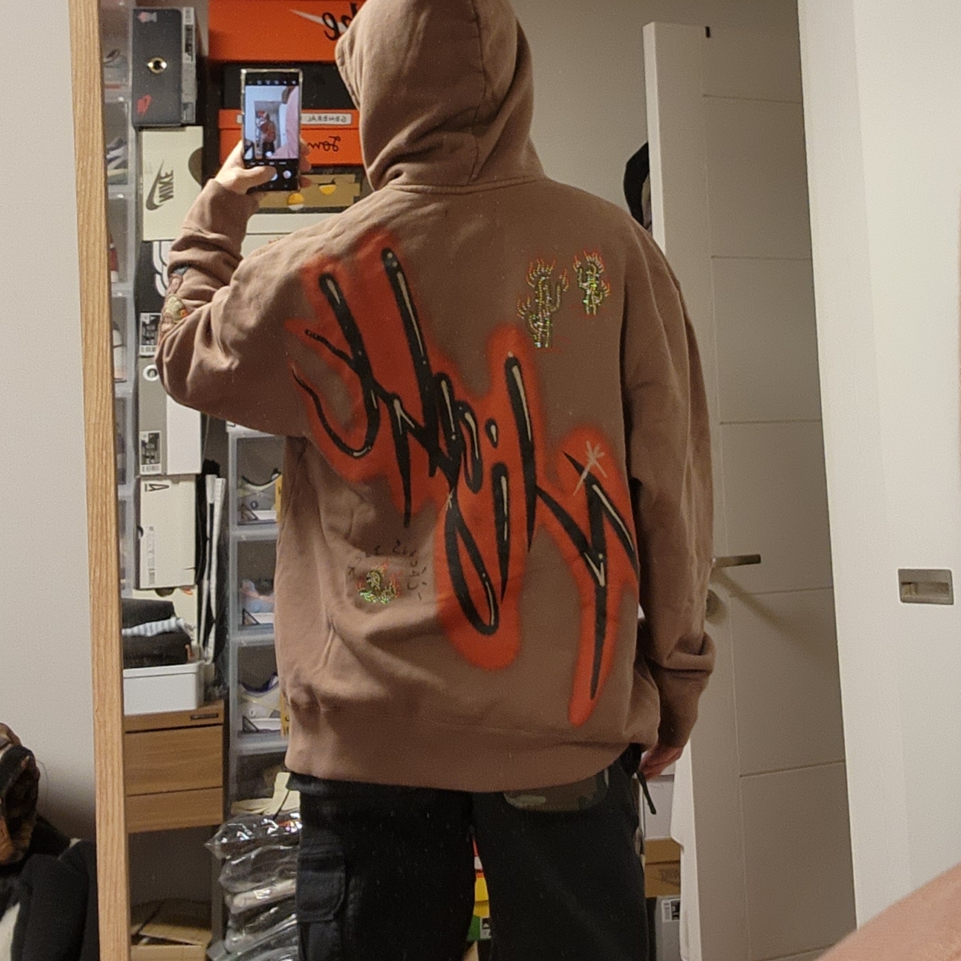 Jordan 1 x Travis Scott Retro Low OG SP Black Phantom, Jordan x Travis Scott Hoodie Antique Brown - US/EU 착용 스타일 - 4