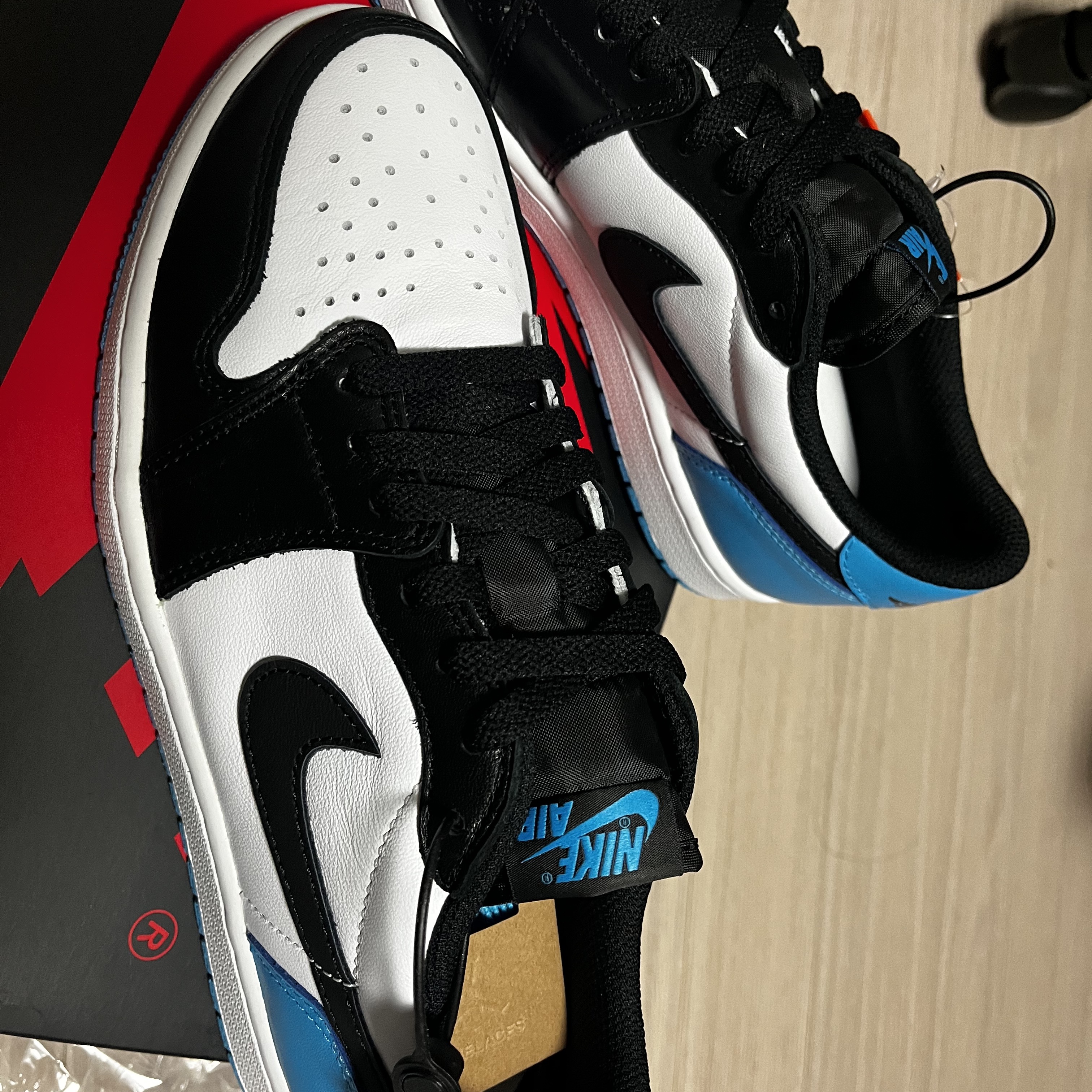 Jordan 1 Retro Low OG Black and Dark Powder Blue 착용 스타일