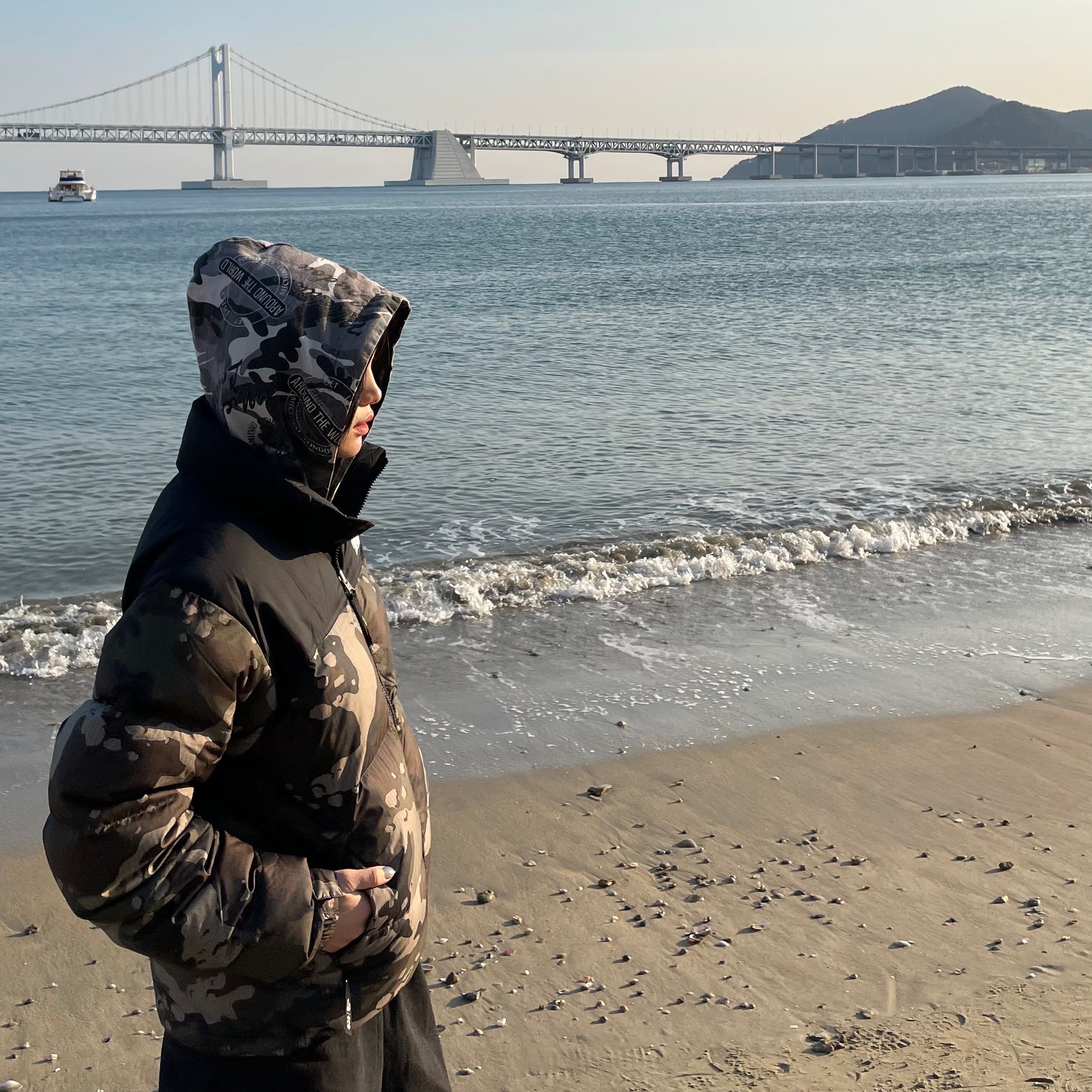 The North Face 1996 Novelty Nuptse Jacket Woodland Camo 착용 스타일 - 1