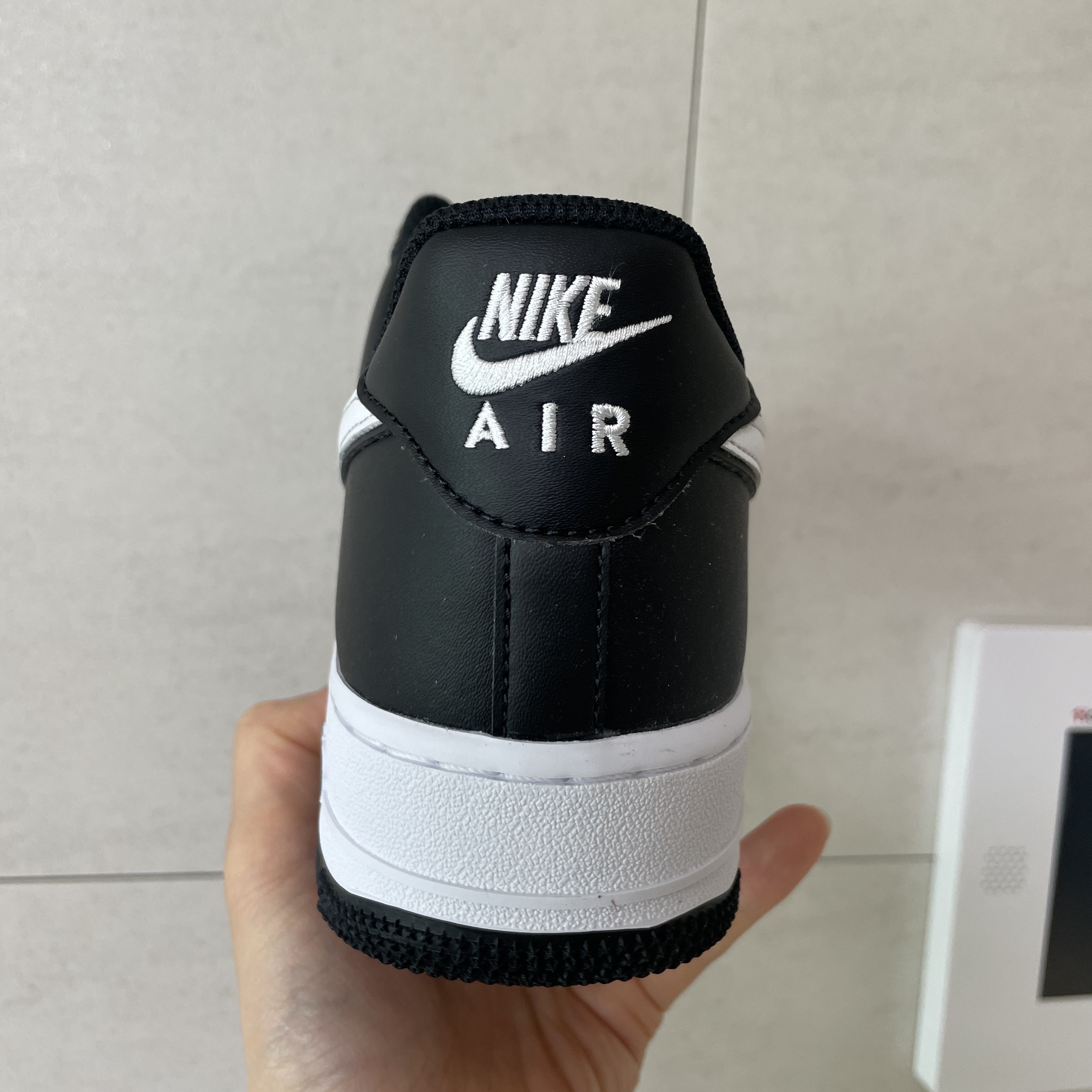 Nike Air Force 1 '07 Black White 착용 스타일 - 4