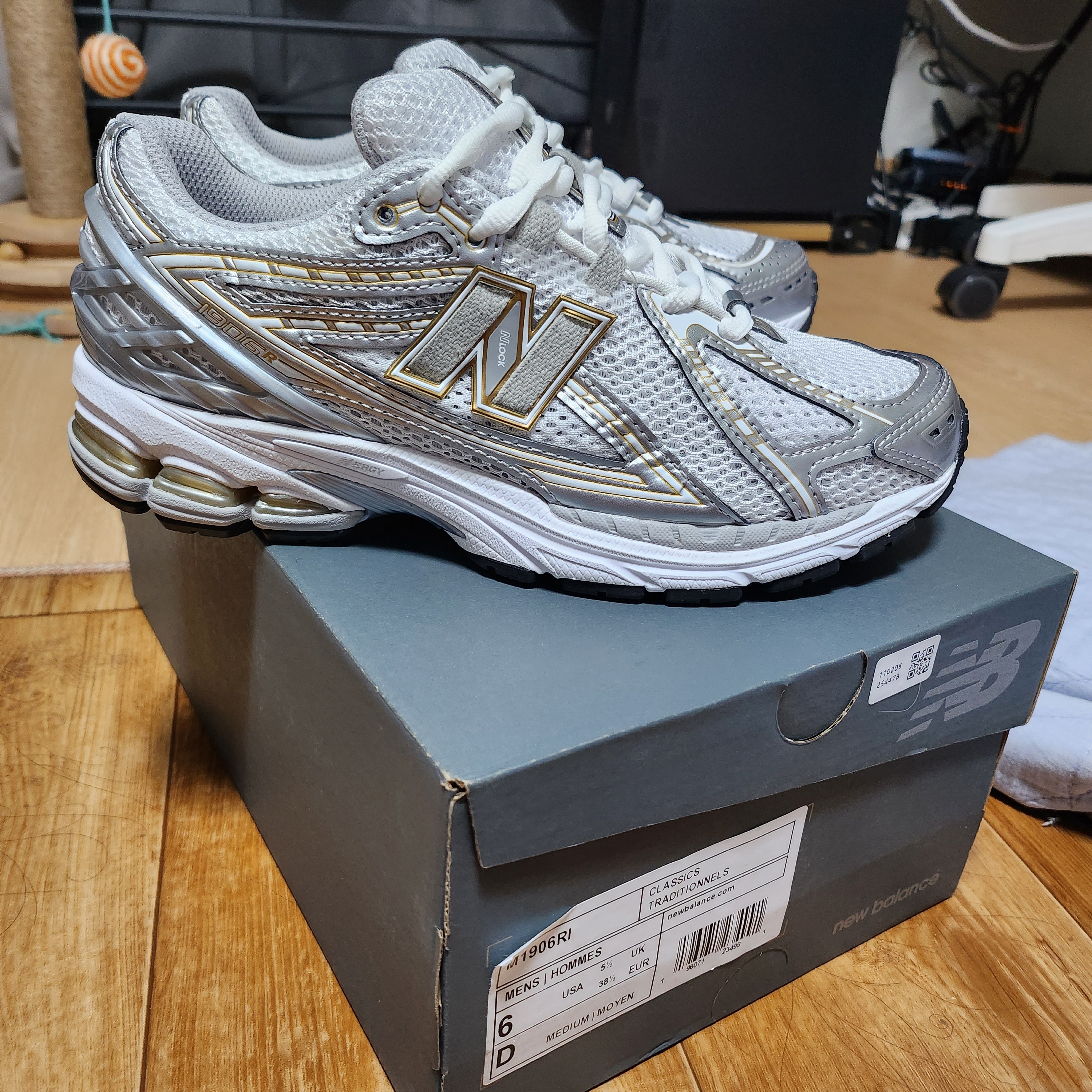 New Balance 1906R White Metallic Silver 착용 스타일