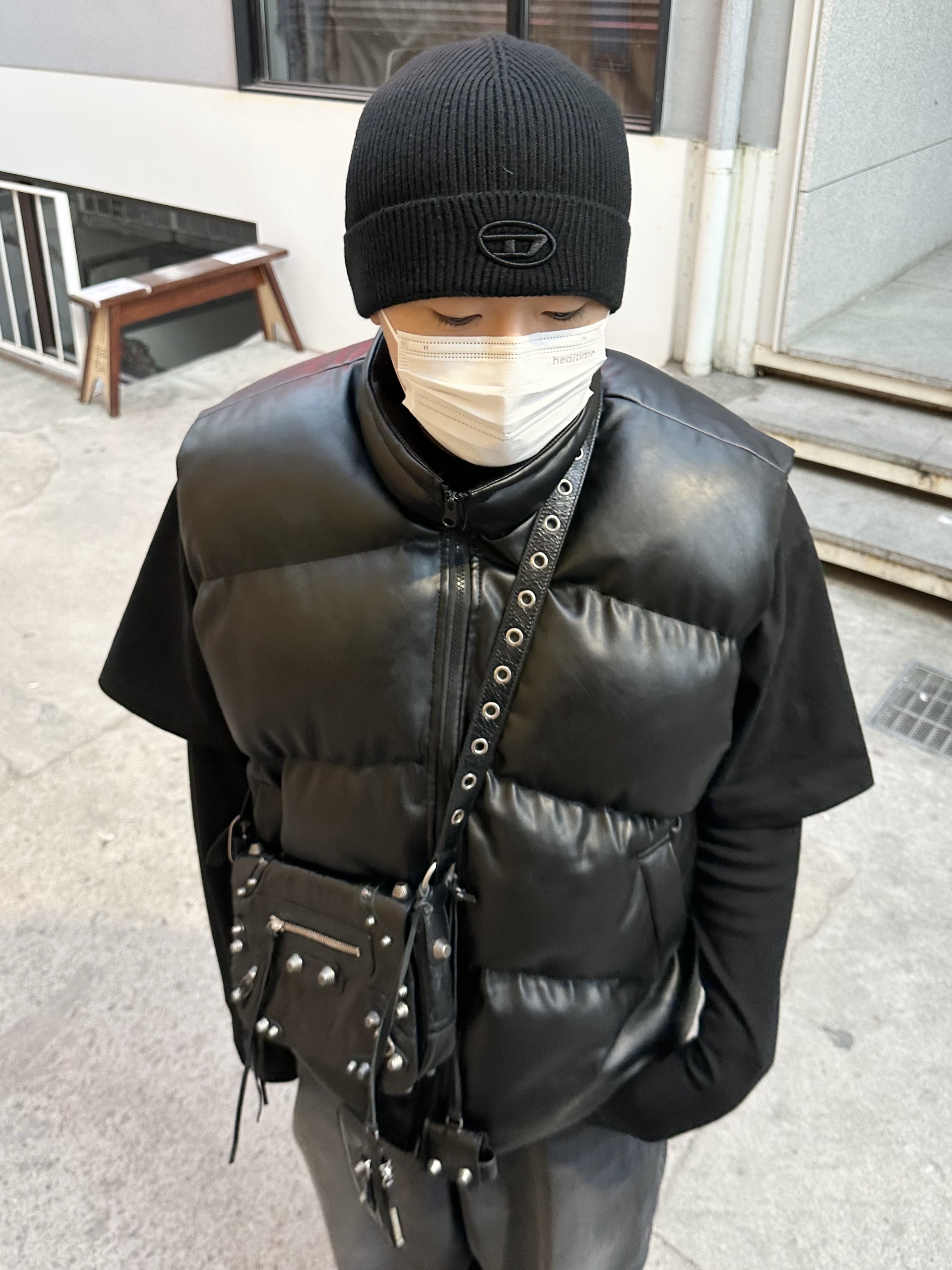 Balenciaga Arena Lambskin Le Cagole XS Shoulder Bag Black, Balenciaga Runner Sneakers Black 착용 스타일 - 2
