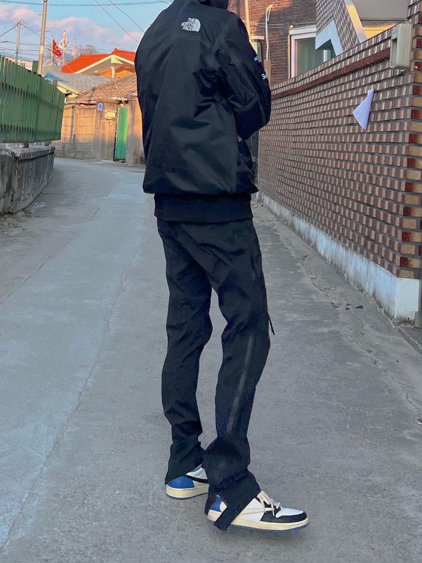 Supreme x The North Face Summit Series Outer Tape Seam Jacket Black - 21SS, Jordan 1 x Travis Scott x Fragment Retro Low OG SP Military Blue 착용 스타일 - 2