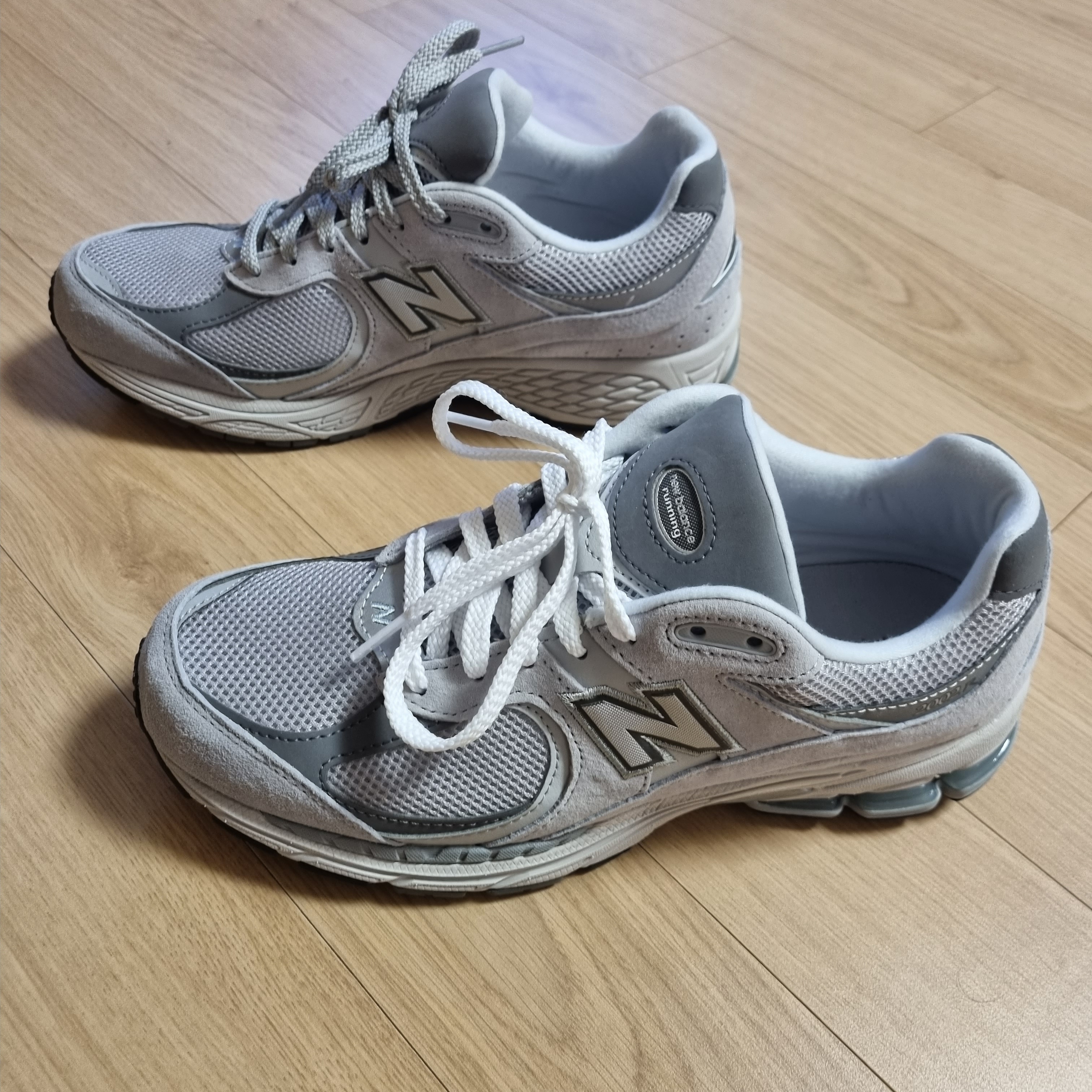 New Balance 2002R T2 Gray 착용 스타일