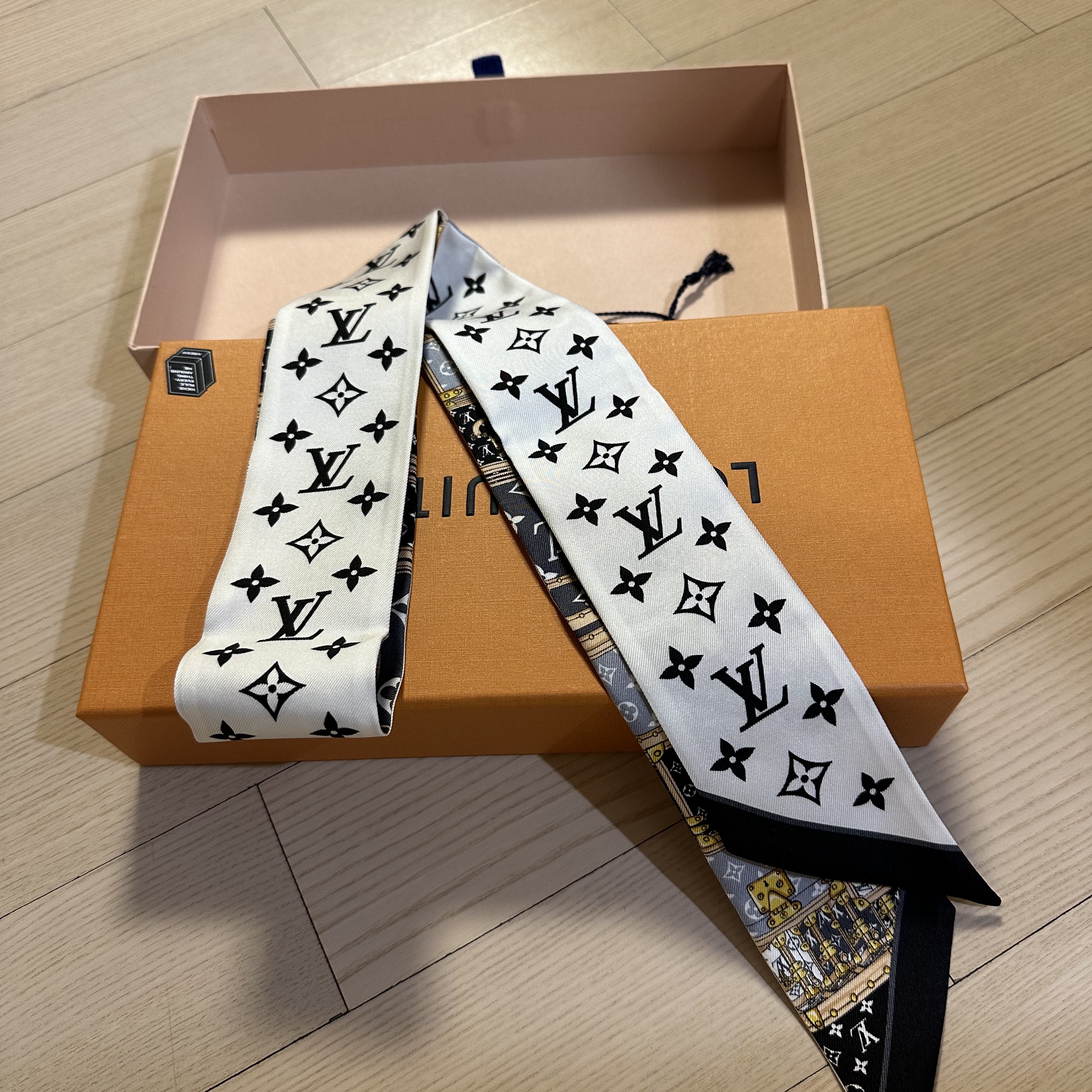 (W) Louis Vuitton Let's Go BB Bandeau Black 착용 스타일