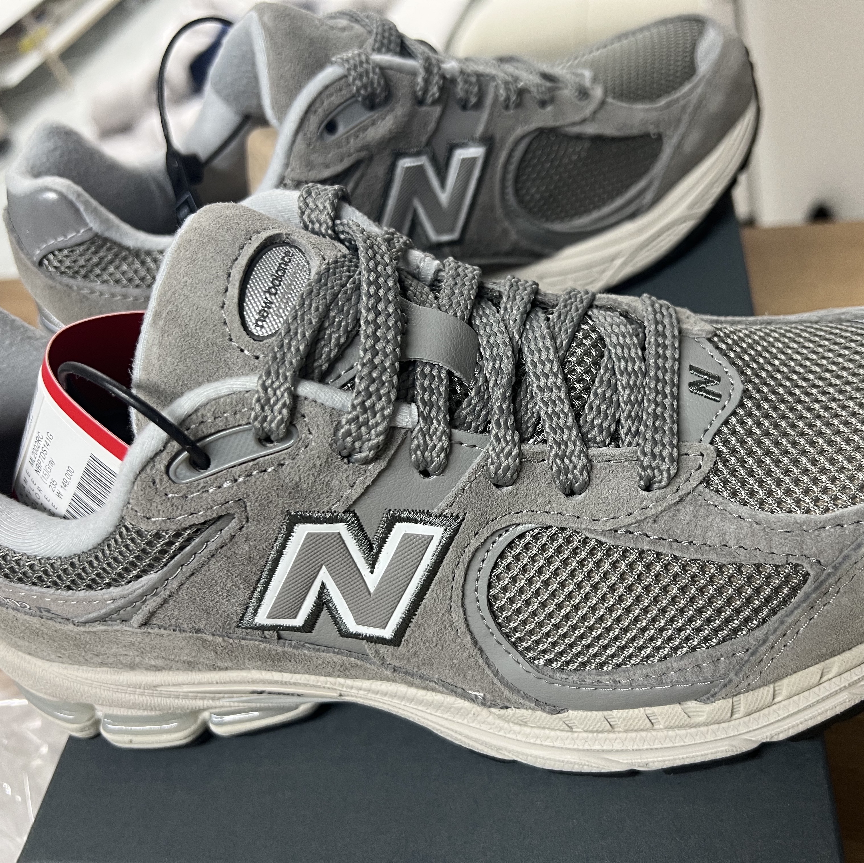 New Balance 2002R Grey 착용 스타일 - 3