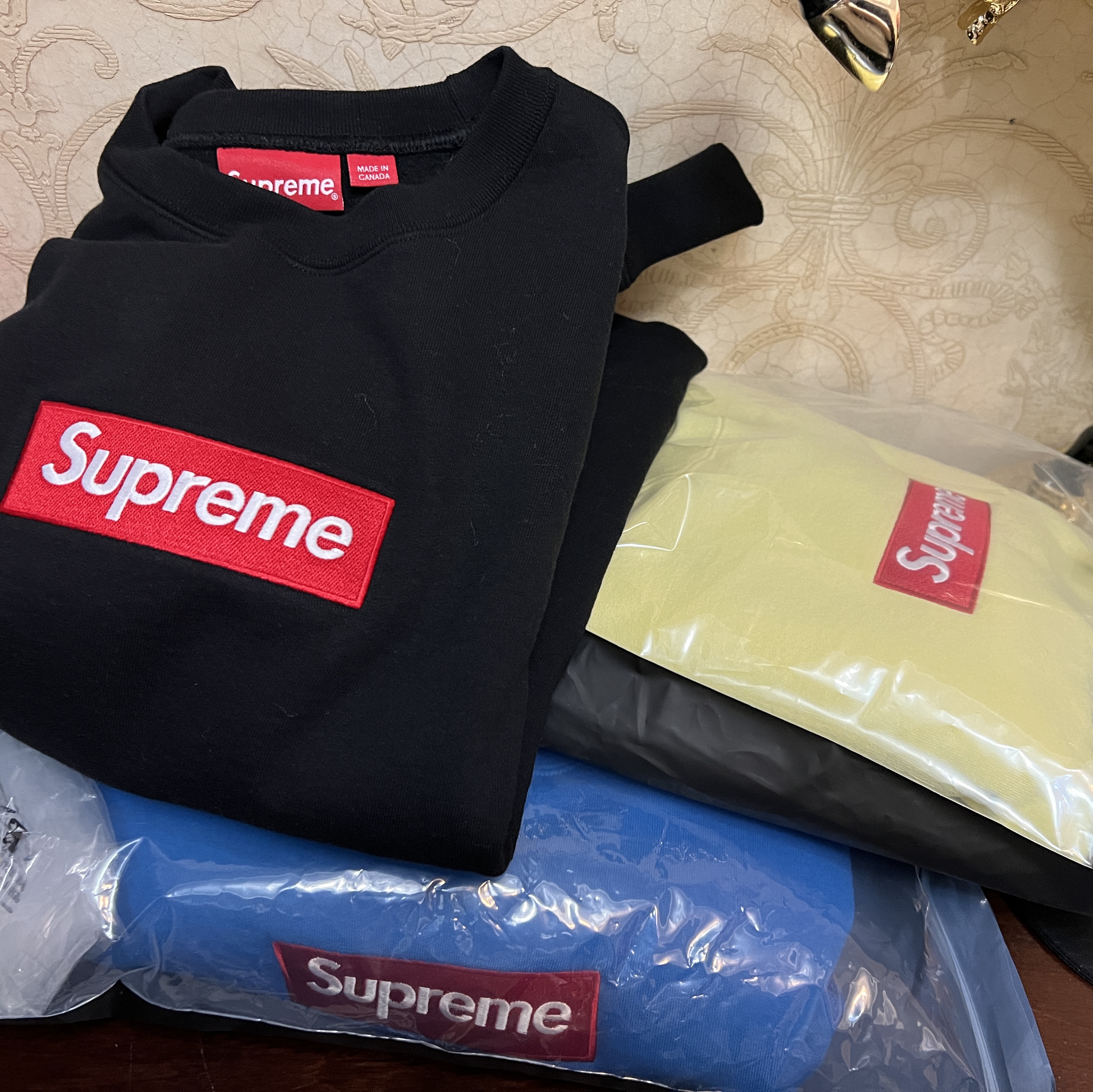 Supreme Box Logo Crewneck Pale Yellow - 22FW 착용 스타일