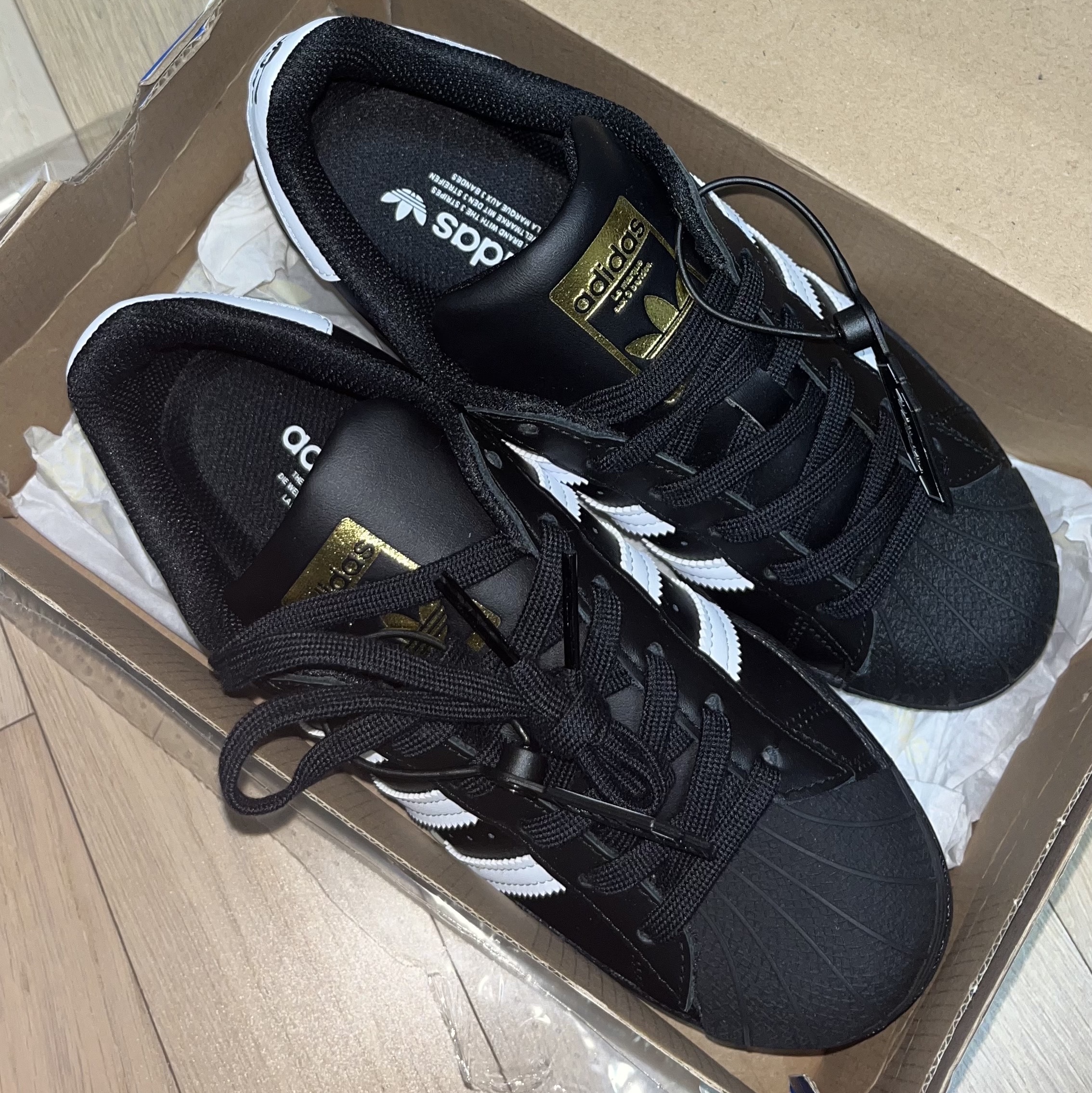 Adidas Superstar Core Black White 착용 스타일