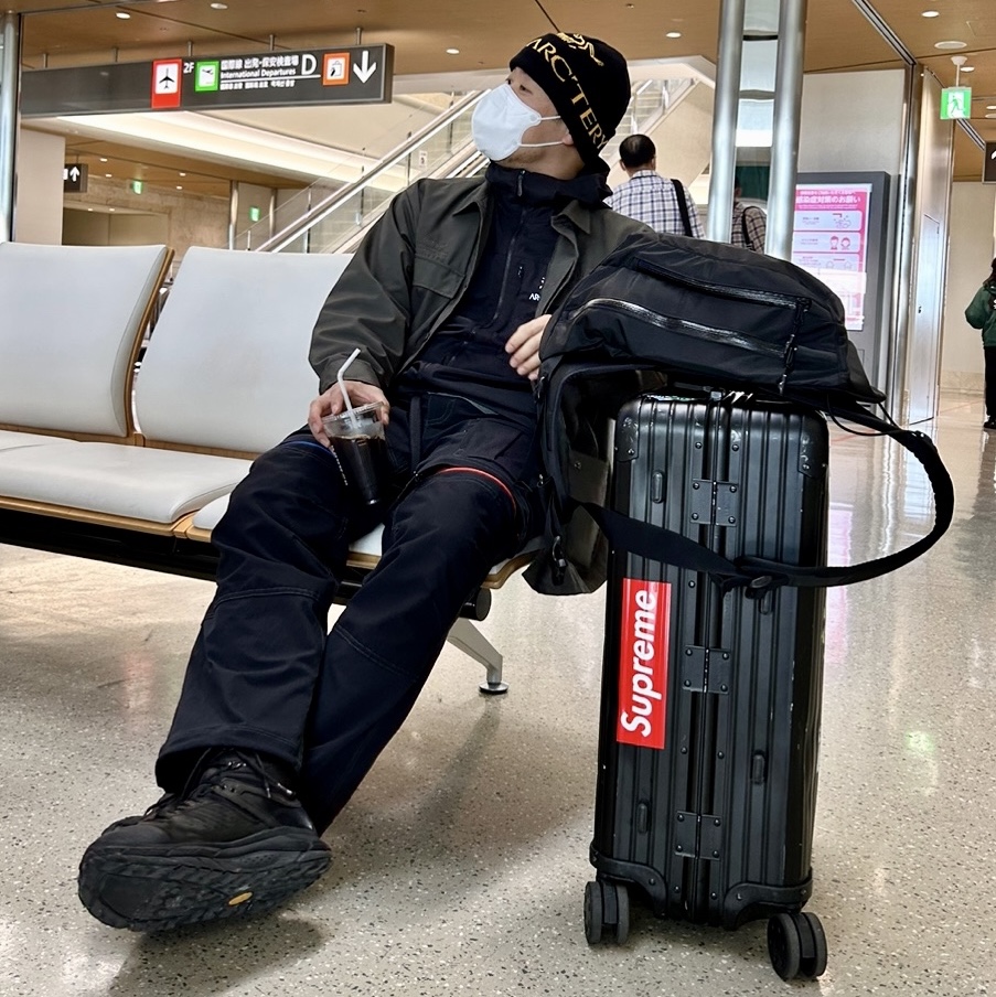 Hoka Tor Ultra Hi 2 WP Black, Nike ACG Smith Summit Cargo Pants Black Summit White - Asia 착용 스타일 - 1