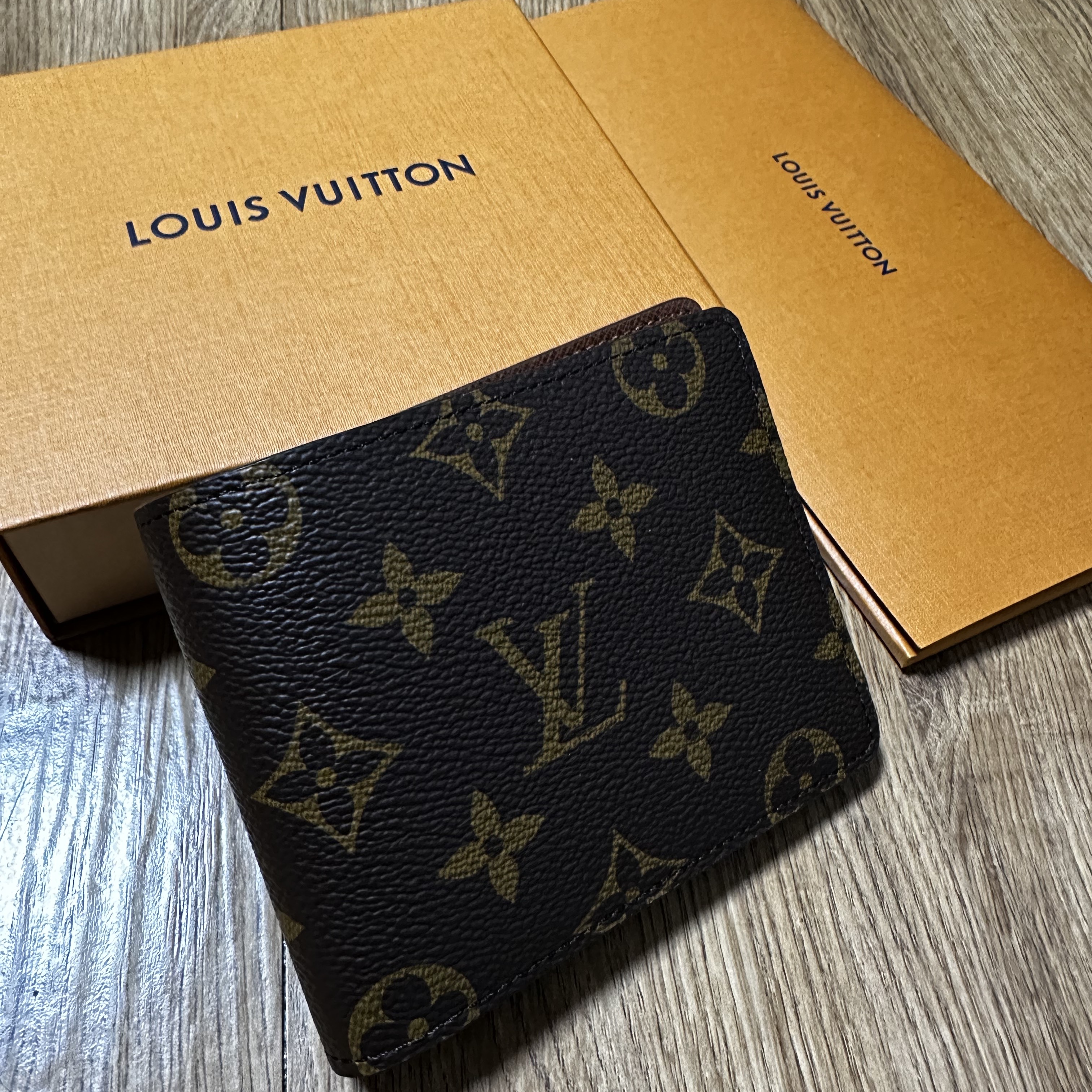 Louis Vuitton Multiple Wallet Monogram 착용 스타일