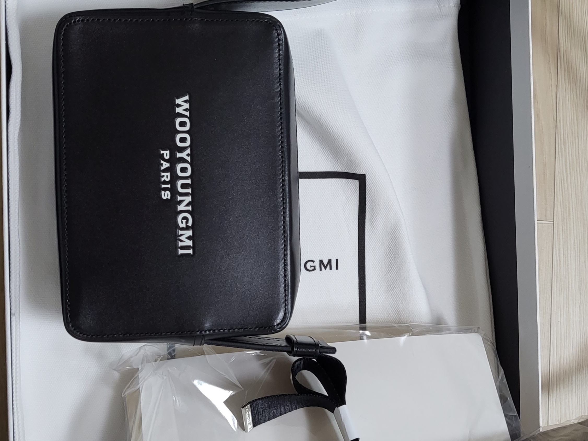Wooyoungmi Square Mini Bag Black 착용 스타일 - 3