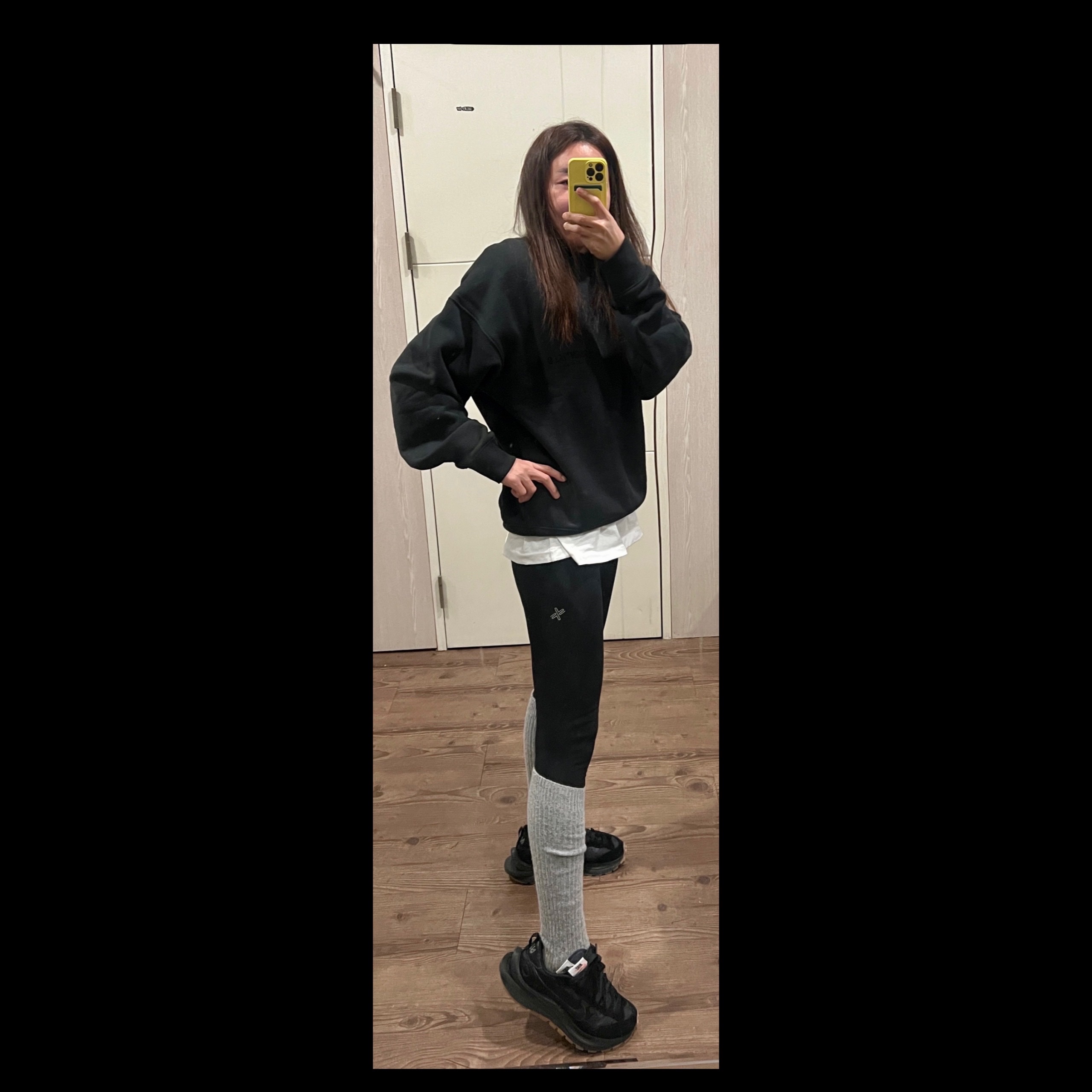 Essentials The Core Collection Crewneck Sweatshirt Stretch Limo, Nike x Sacai VaporWaffle Black and Gum 착용 스타일