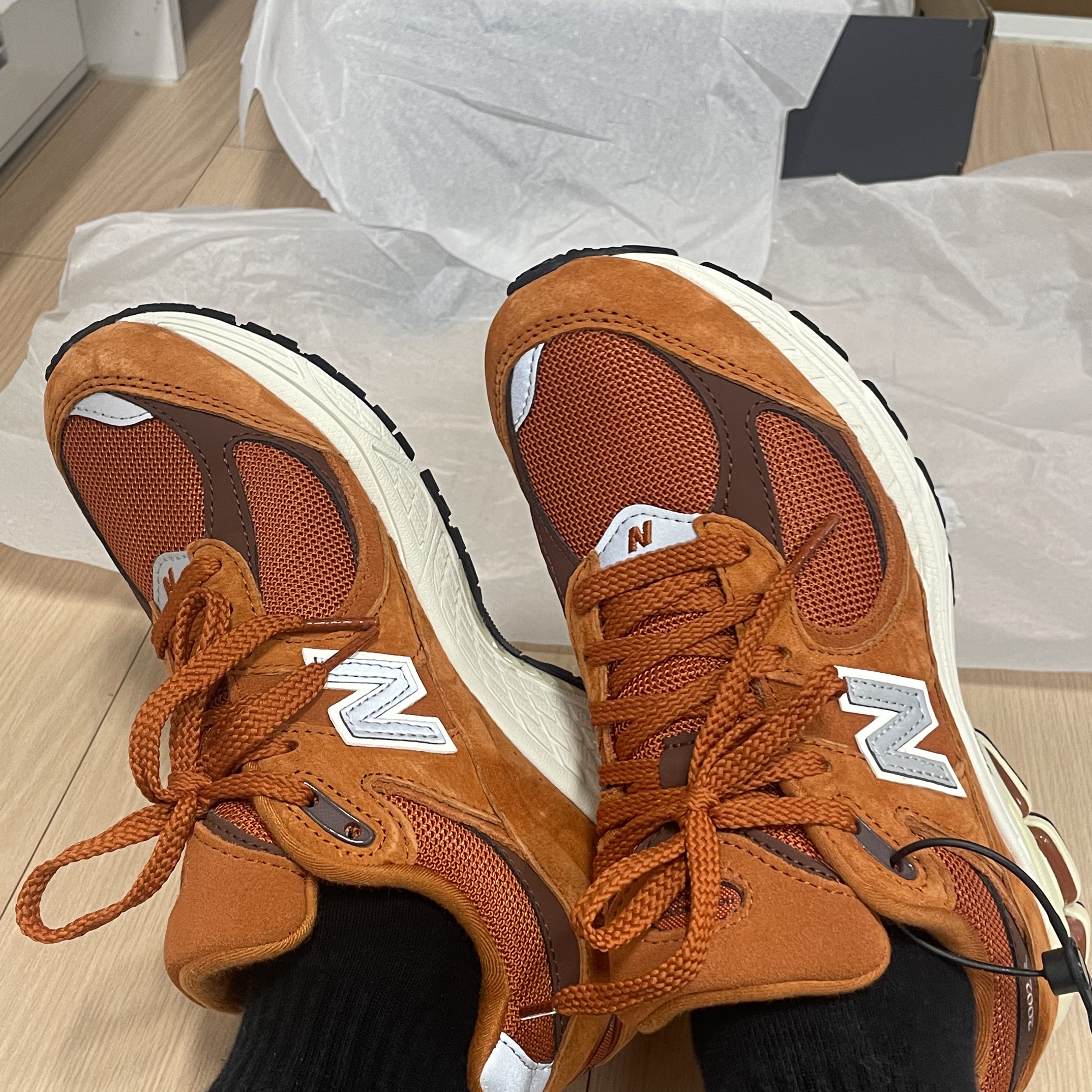 New Balance 2002R Rust Oxide 착용 스타일 - 1