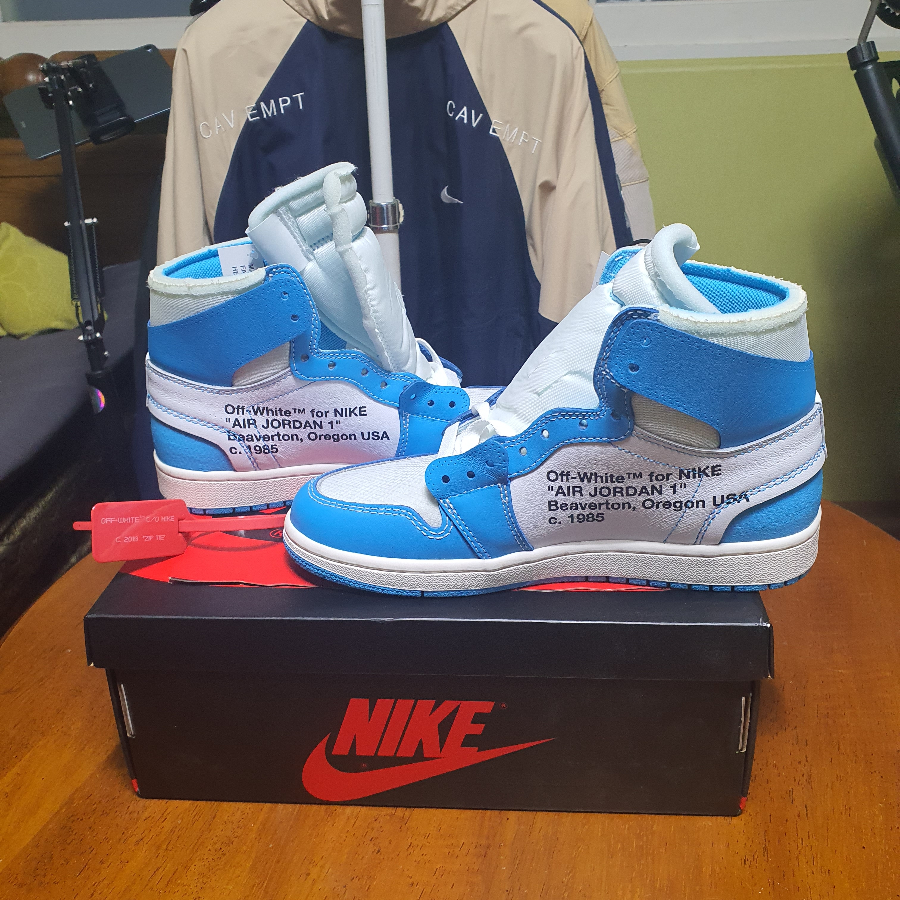 Jordan 1 x Off-White Retro High University Blue 착용 스타일 - 4