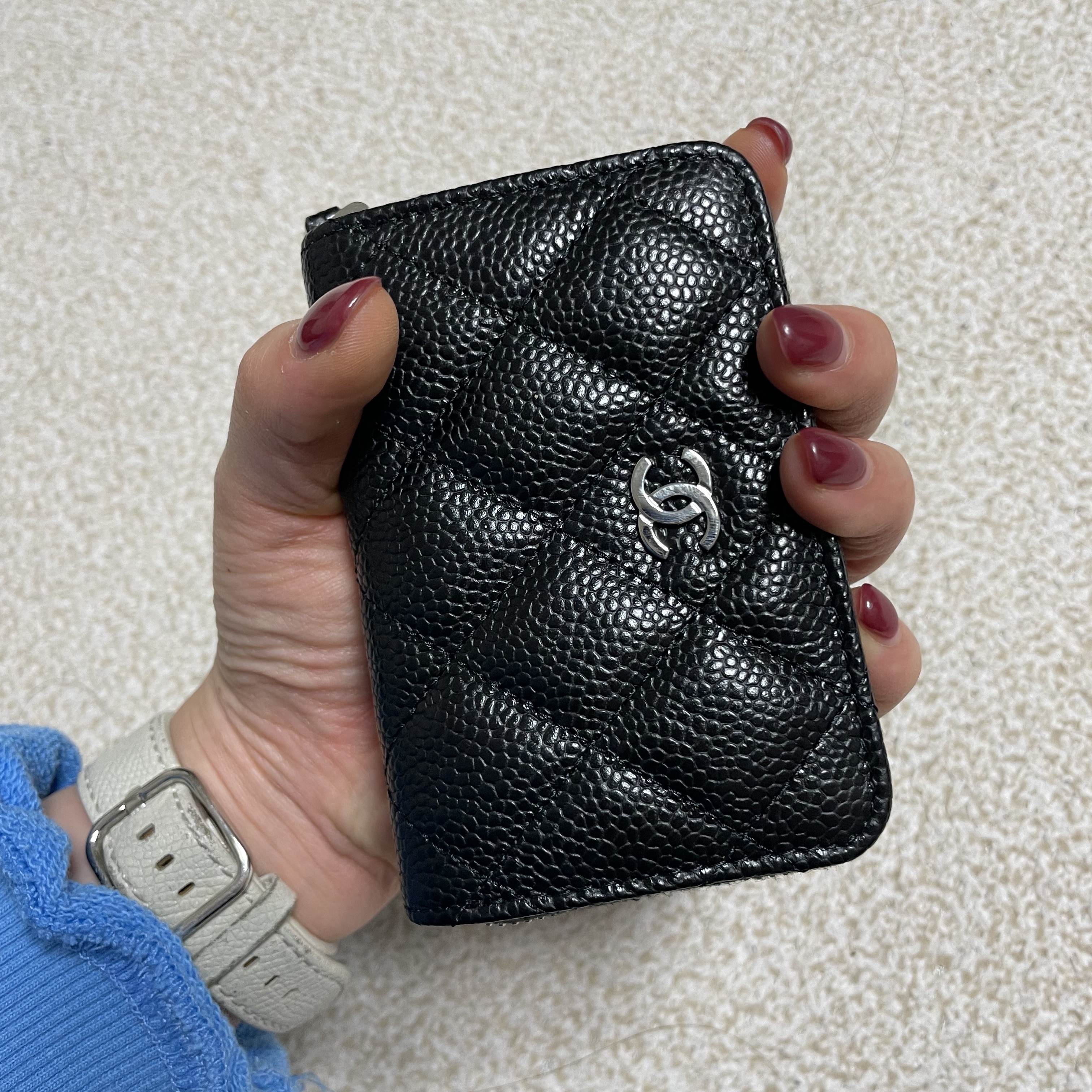 Chanel Classic Zipped Coin Purse Grained Calfskin & Silver Black 착용 스타일