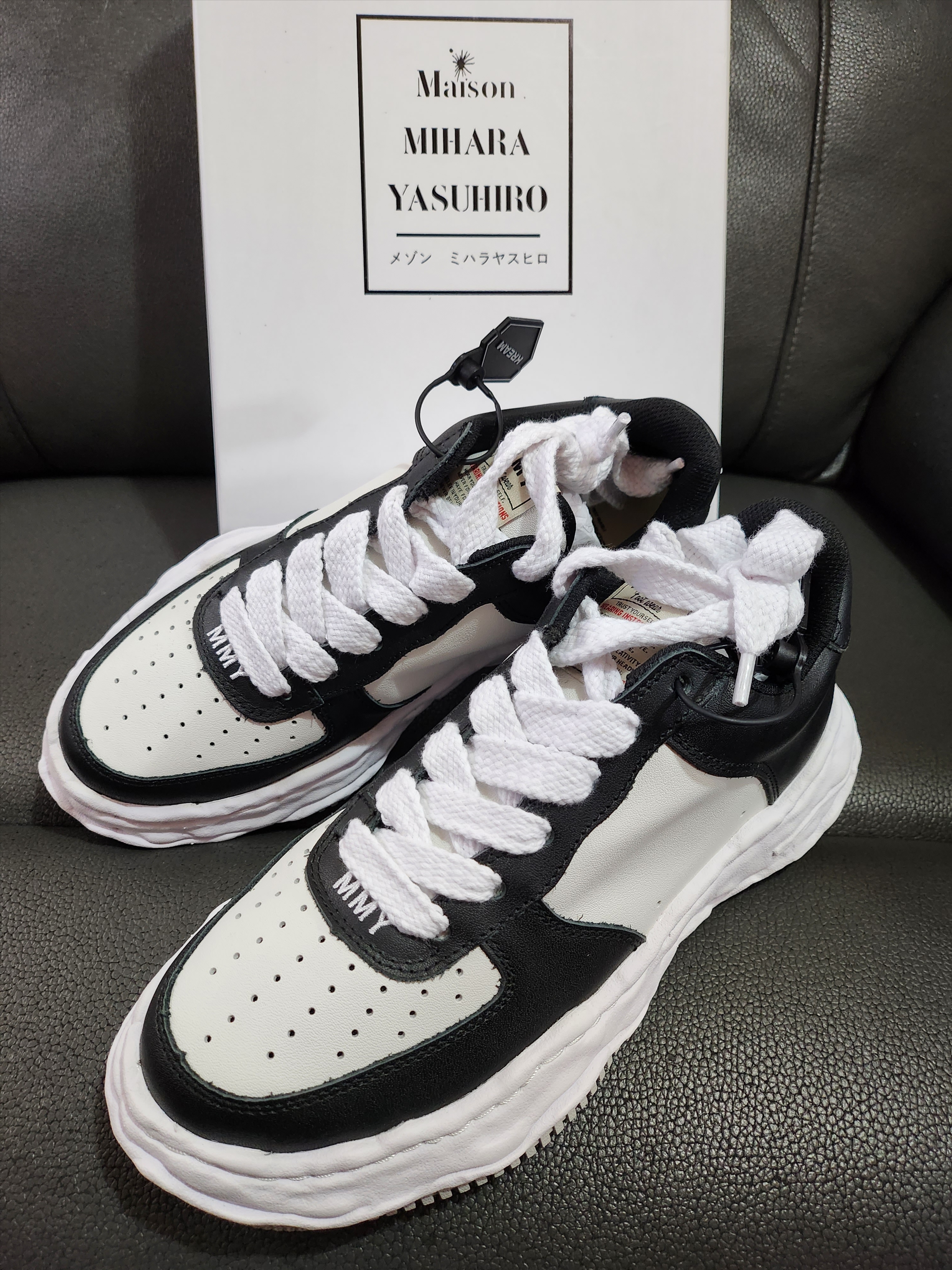 Maison Mihara Yasuhiro Wayne OG Sole Leather Low-top Sneakers Black White 착용 스타일 - 1