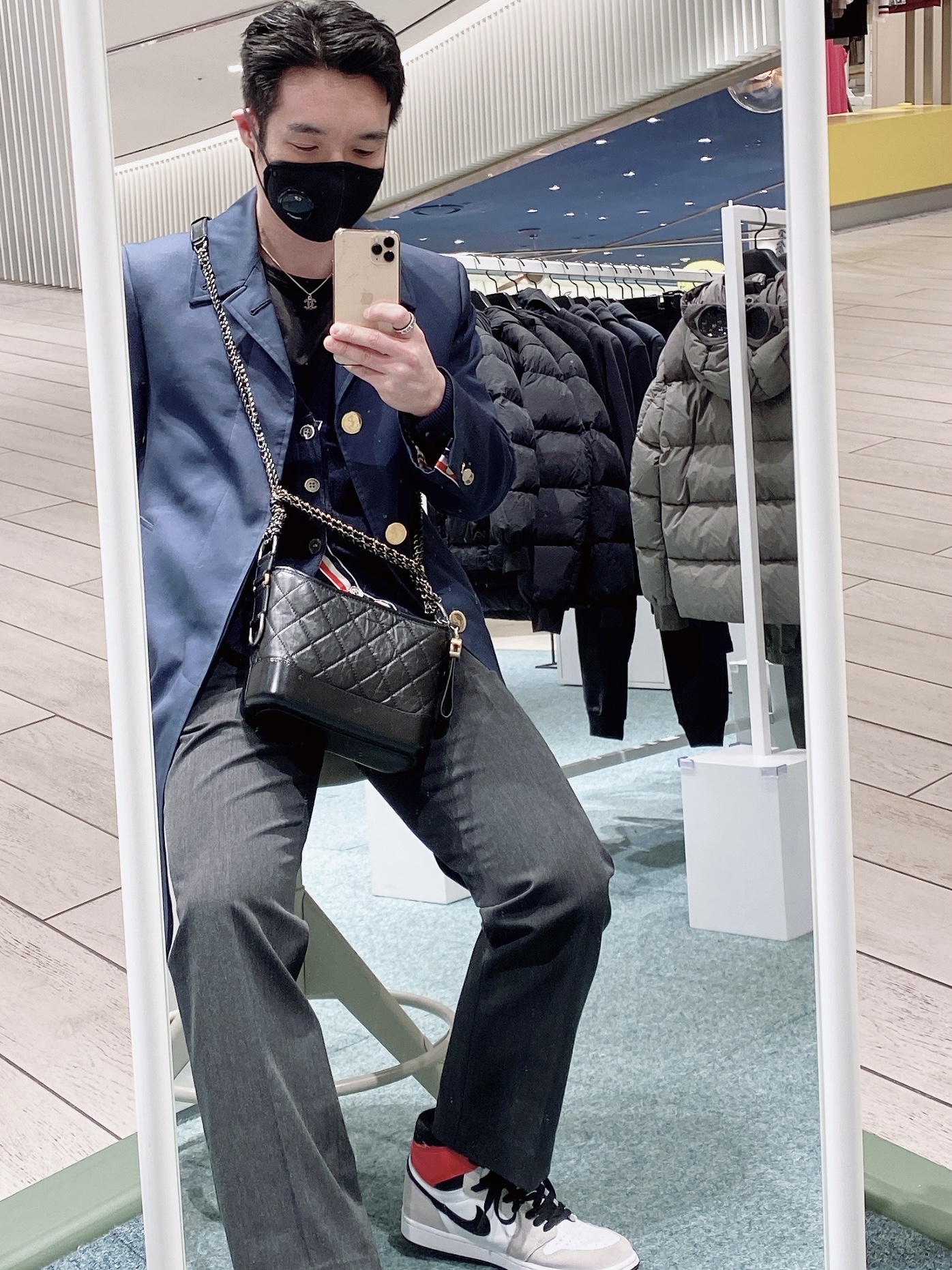 Jordan 1 Retro High OG Light Smoke Grey, Chanel Gabrielle Medium Hobo Bag Aged Calfskin & Gold Black 착용 스타일