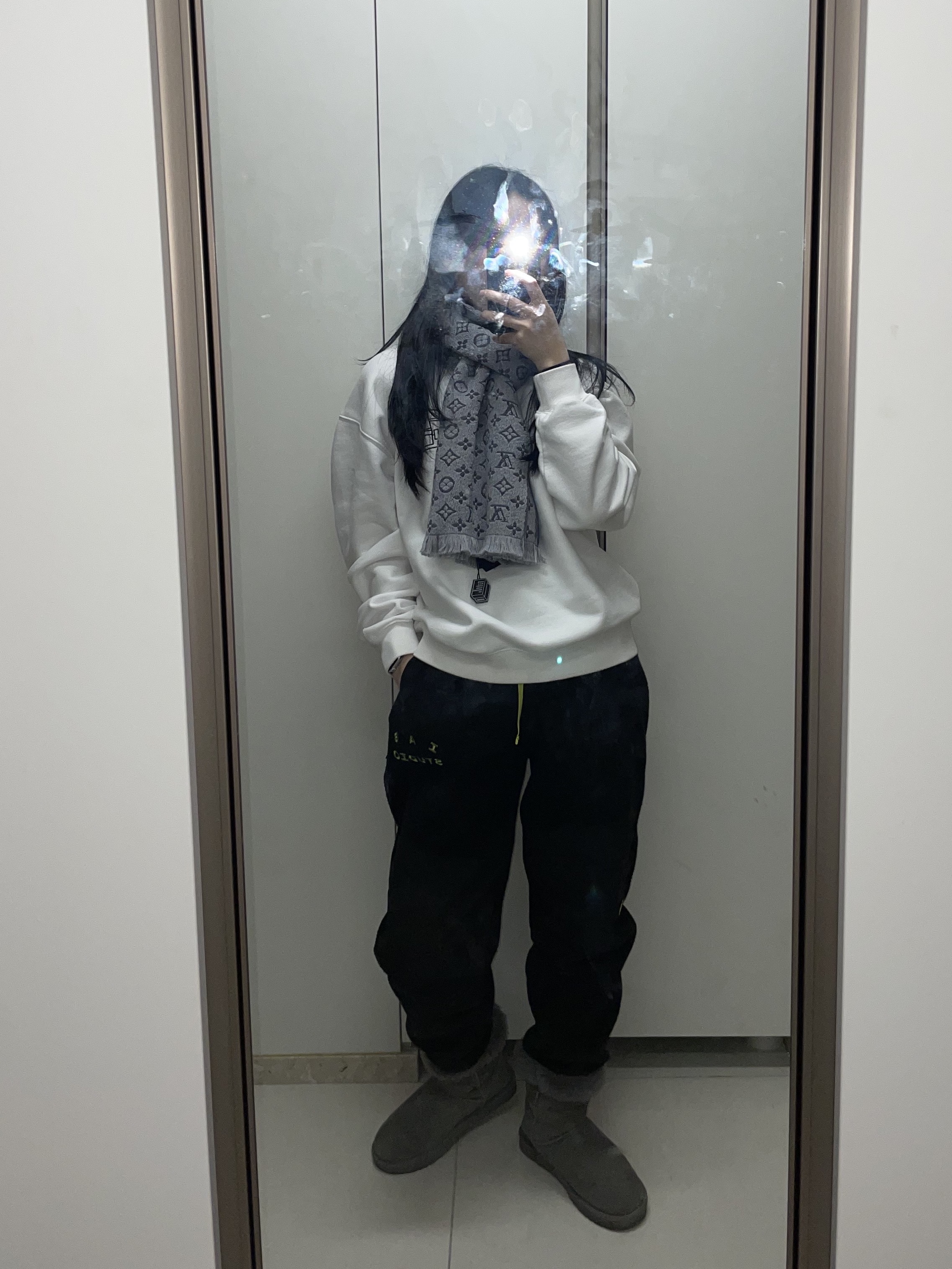 Louis Vuitton Monogram Classic Muffler Light Grey, IAB Studio x Asics Fleece Pants Black 착용 스타일 - 1