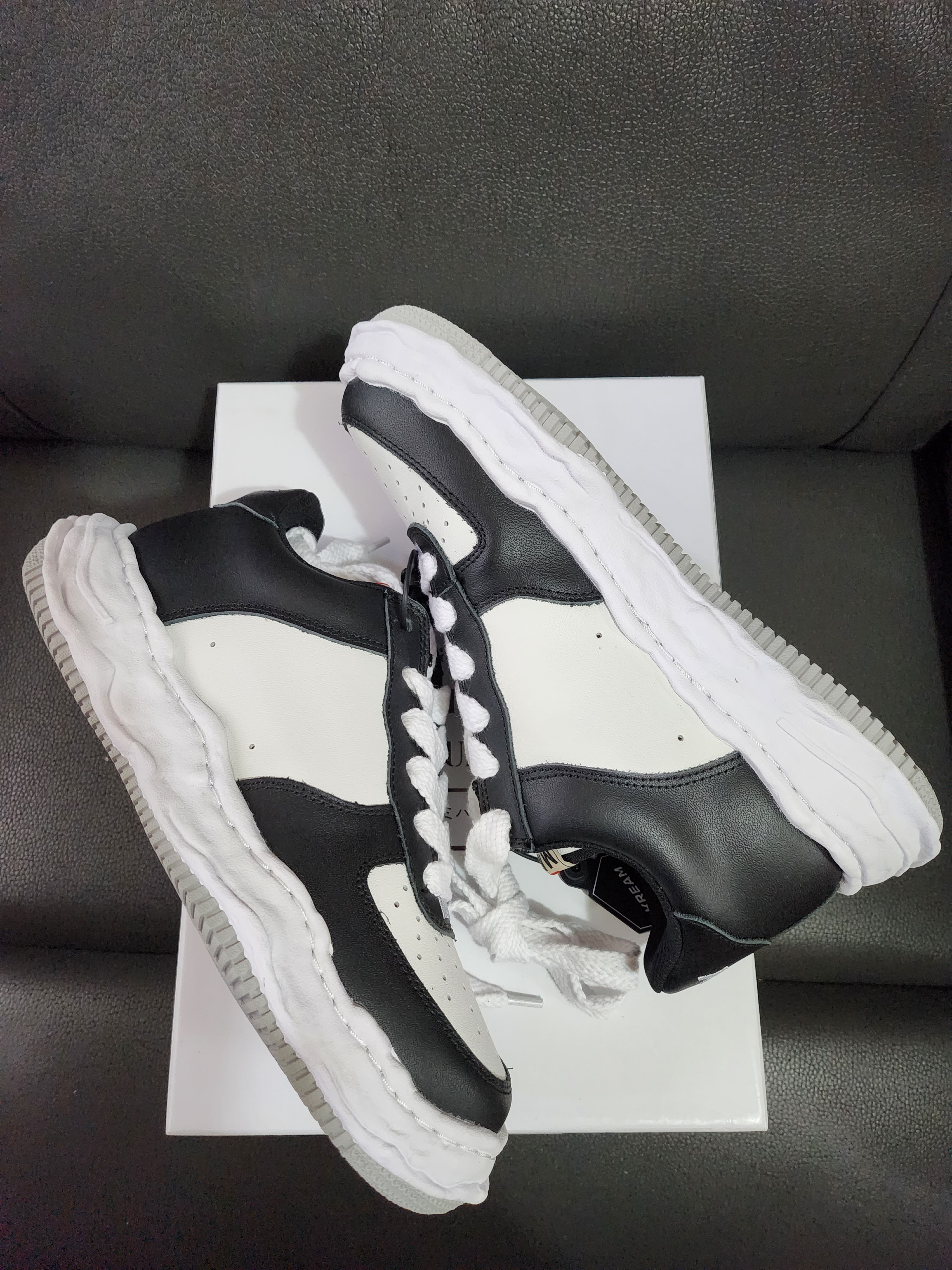 Maison Mihara Yasuhiro Wayne OG Sole Leather Low-top Sneakers Black White 착용 스타일 - 2
