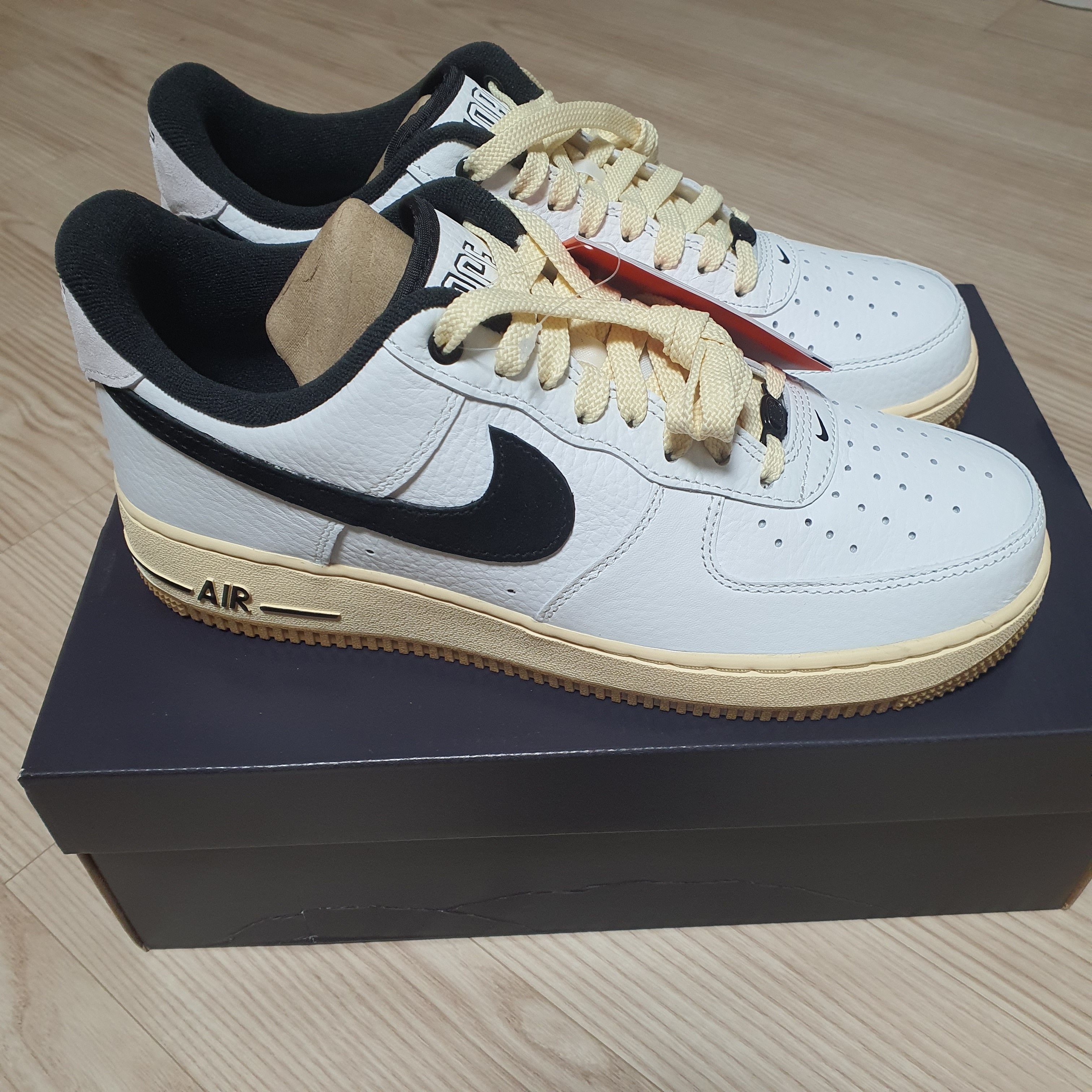 (W) Nike Air Force 1 '07 LX Black and Summit White 착용 스타일 - 1