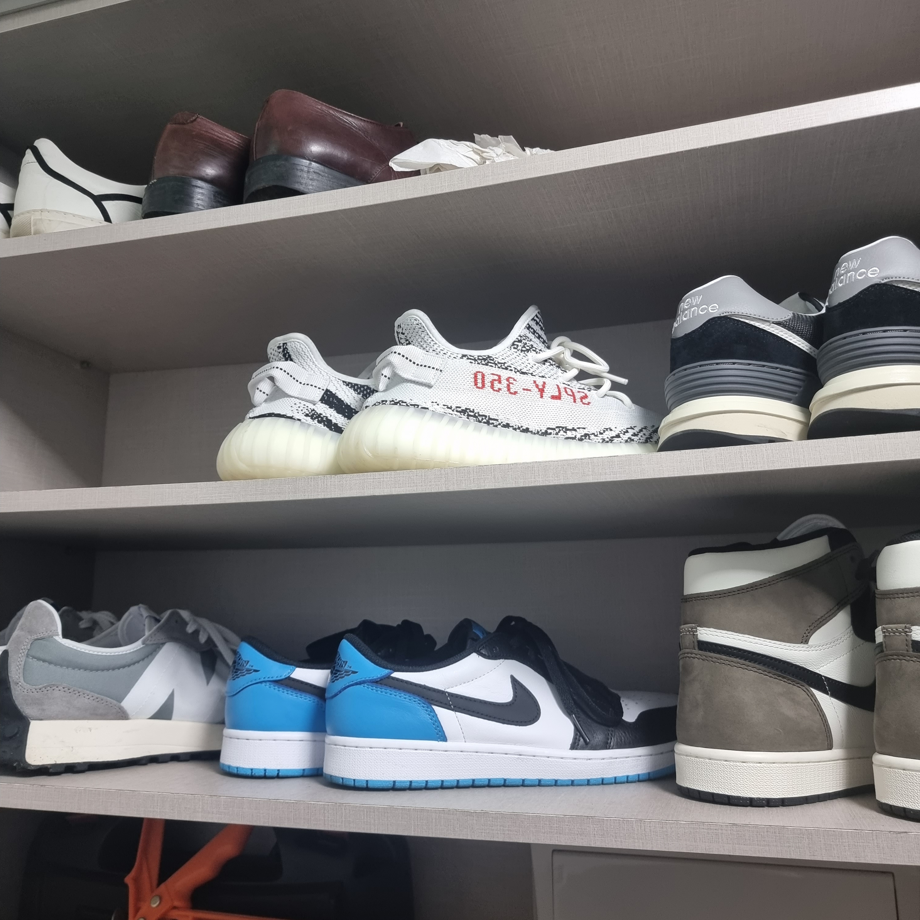 Jordan 1 Retro Low OG Black and Dark Powder Blue, Adidas Yeezy Boost 350 V2 Zebra 2017/2019/2020 착용 스타일 - 1