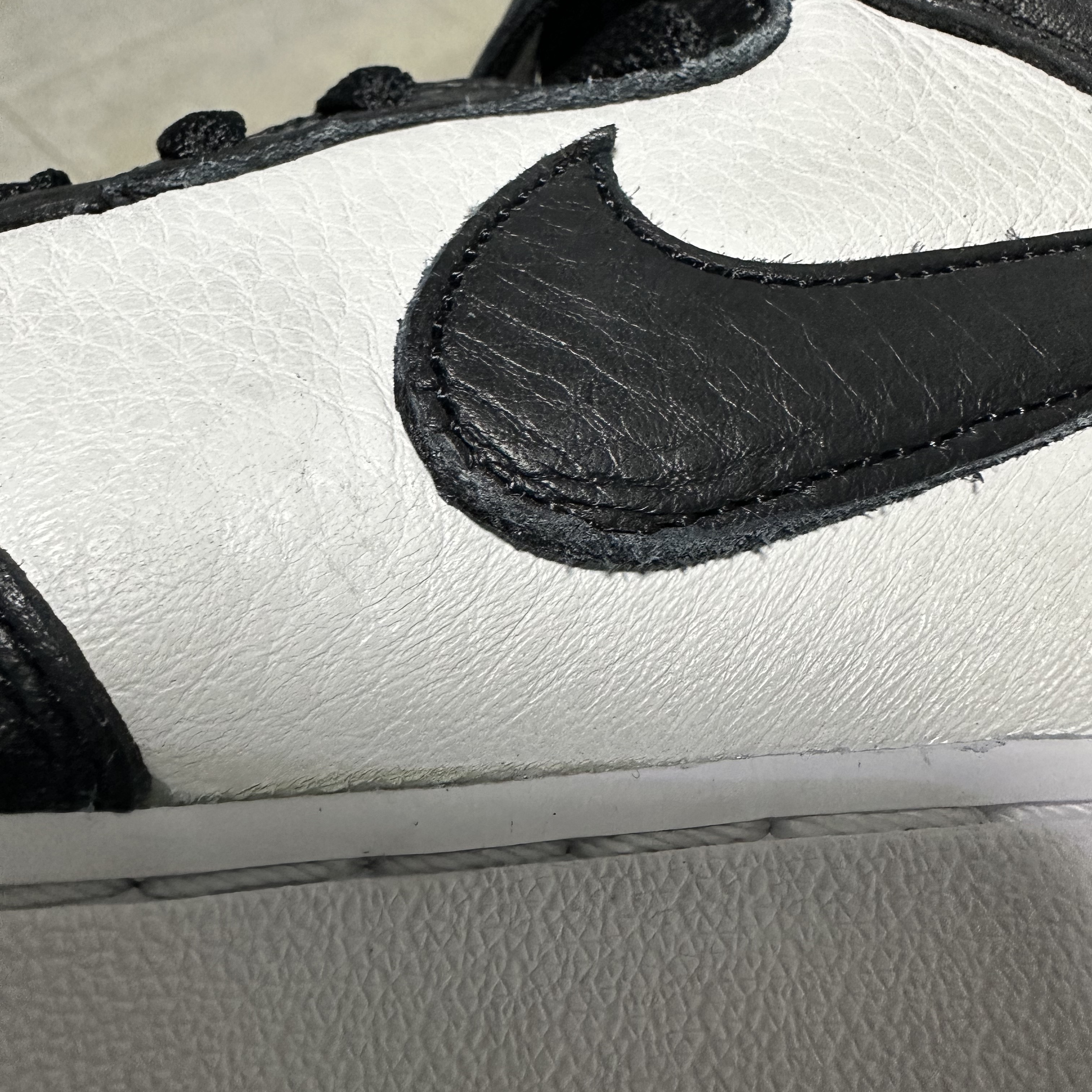 Nike x Stussy Air Force 1 '07 Mid SP Black and Light Bone 착용 스타일 - 2