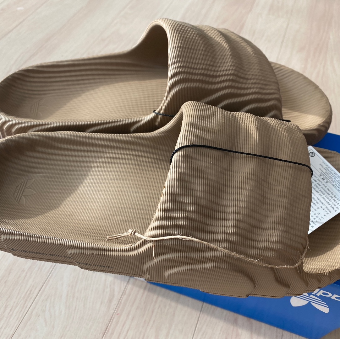 Adidas Adilette 22 Aluminium, Adidas Adilette 22 Cardboard 착용 스타일 - 2