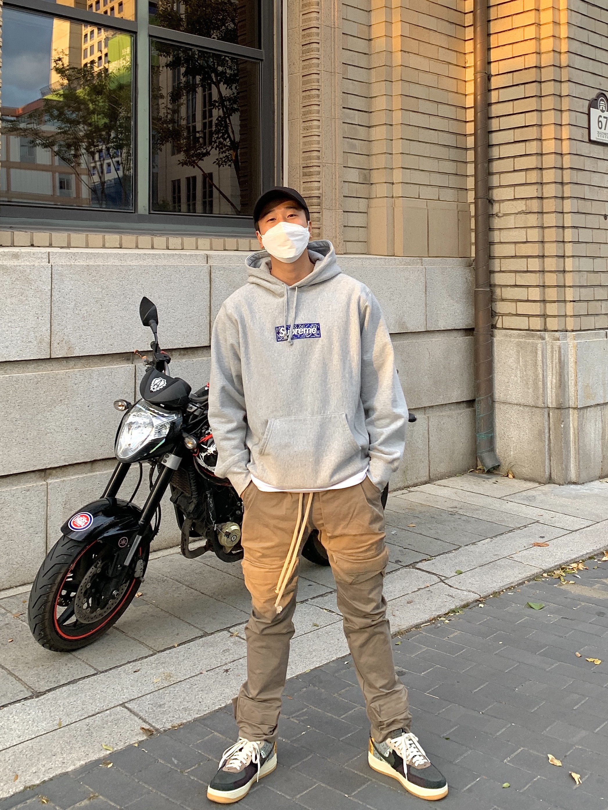 Supreme Bandana Box Logo Hooded Sweatshirt Heather Grey - 19FW, Nike x Travis Scott Air Force 1 Low Cactus Jack 착용 스타일 - 1